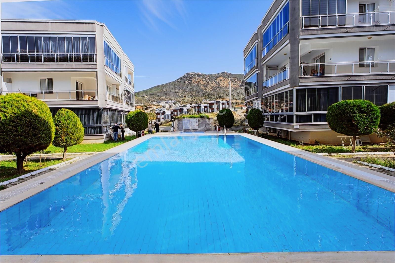 Yenifoça Havuzlu Site İçerisinde Satılık Geniş 1+1 Daire - Görsel 2