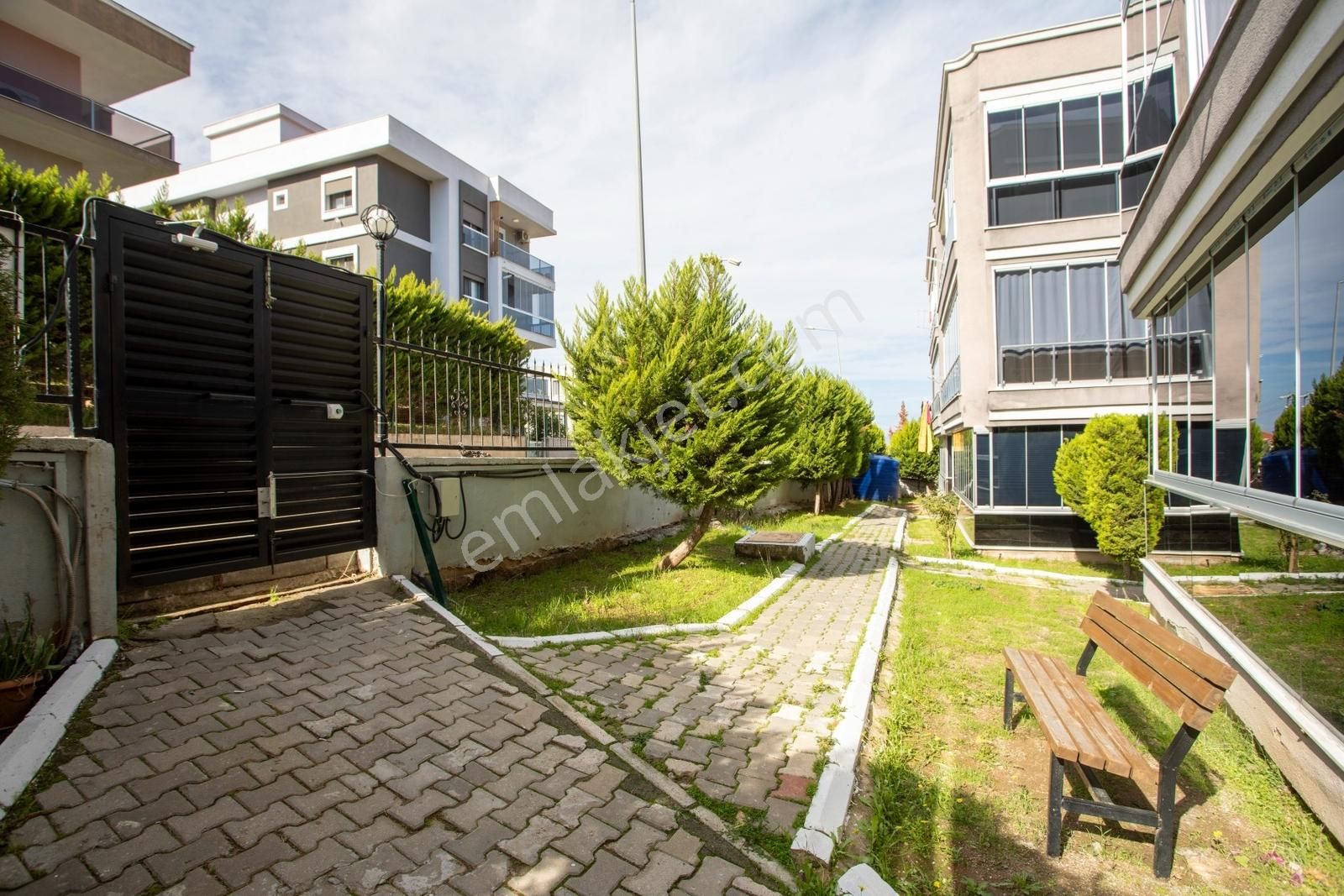 Yenifoça Havuzlu Site İçerisinde Satılık Geniş 1+1 Daire - Görsel 25