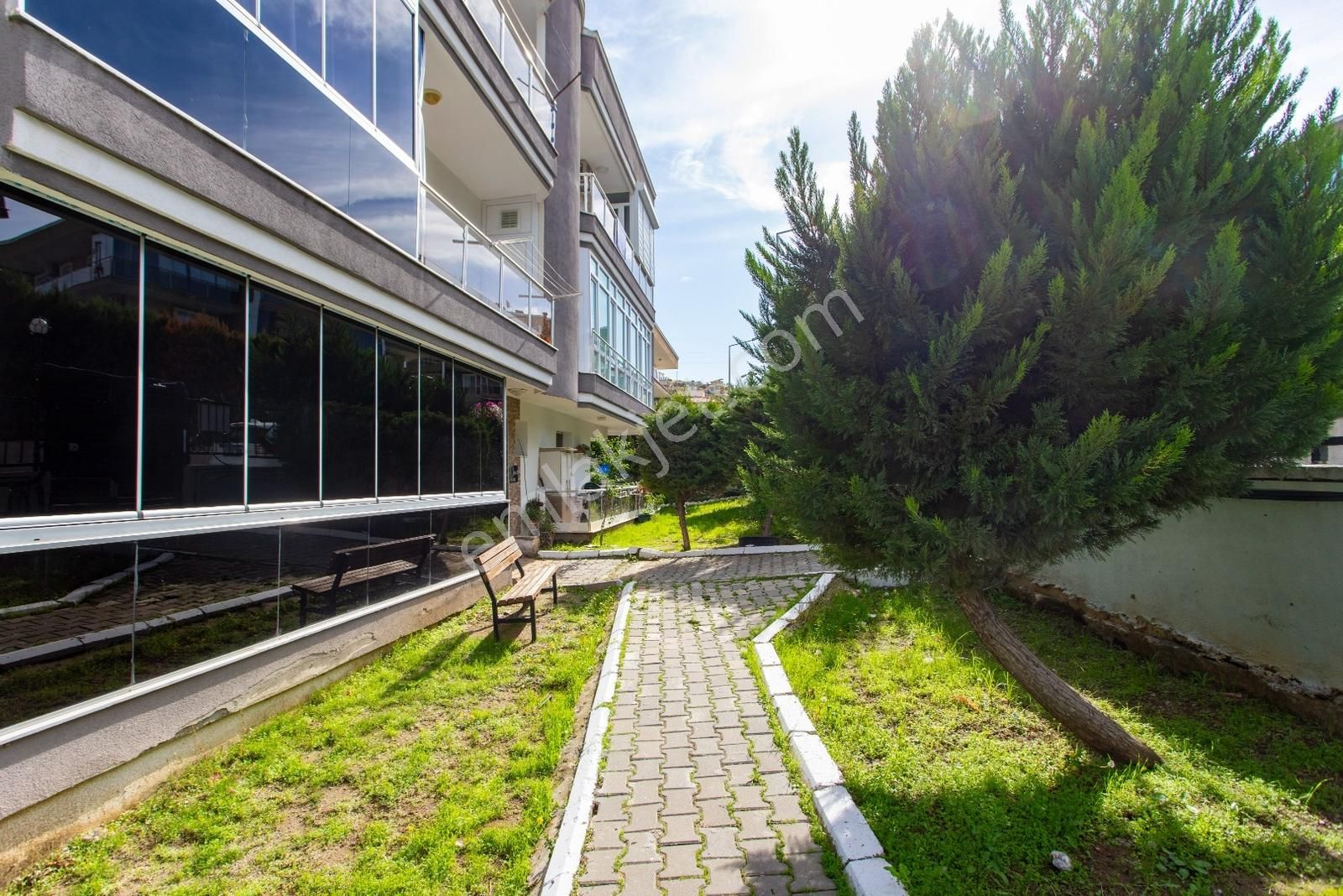 Yenifoça Havuzlu Site İçerisinde Satılık Geniş 1+1 Daire - Görsel 9