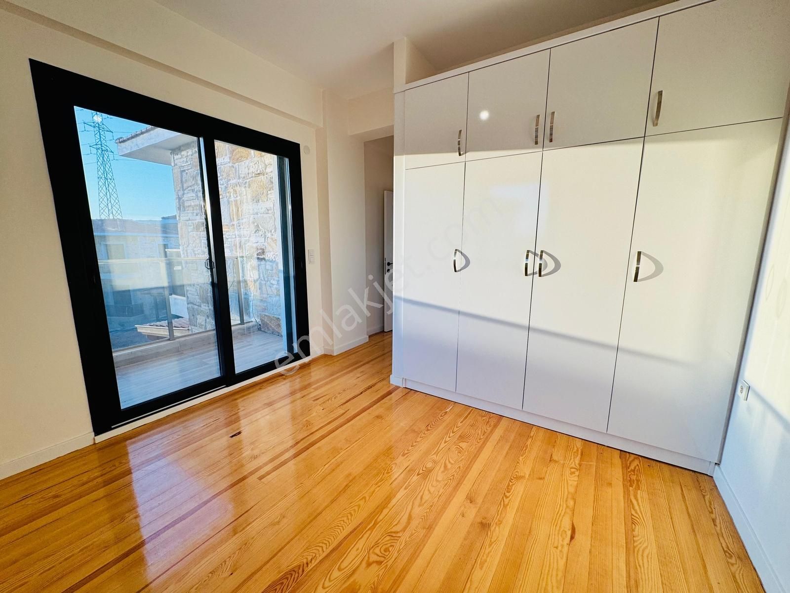 Foça Yenibağarası Mah. Havuzlu Site'de 3+1 Satılık Villa - Görsel 29