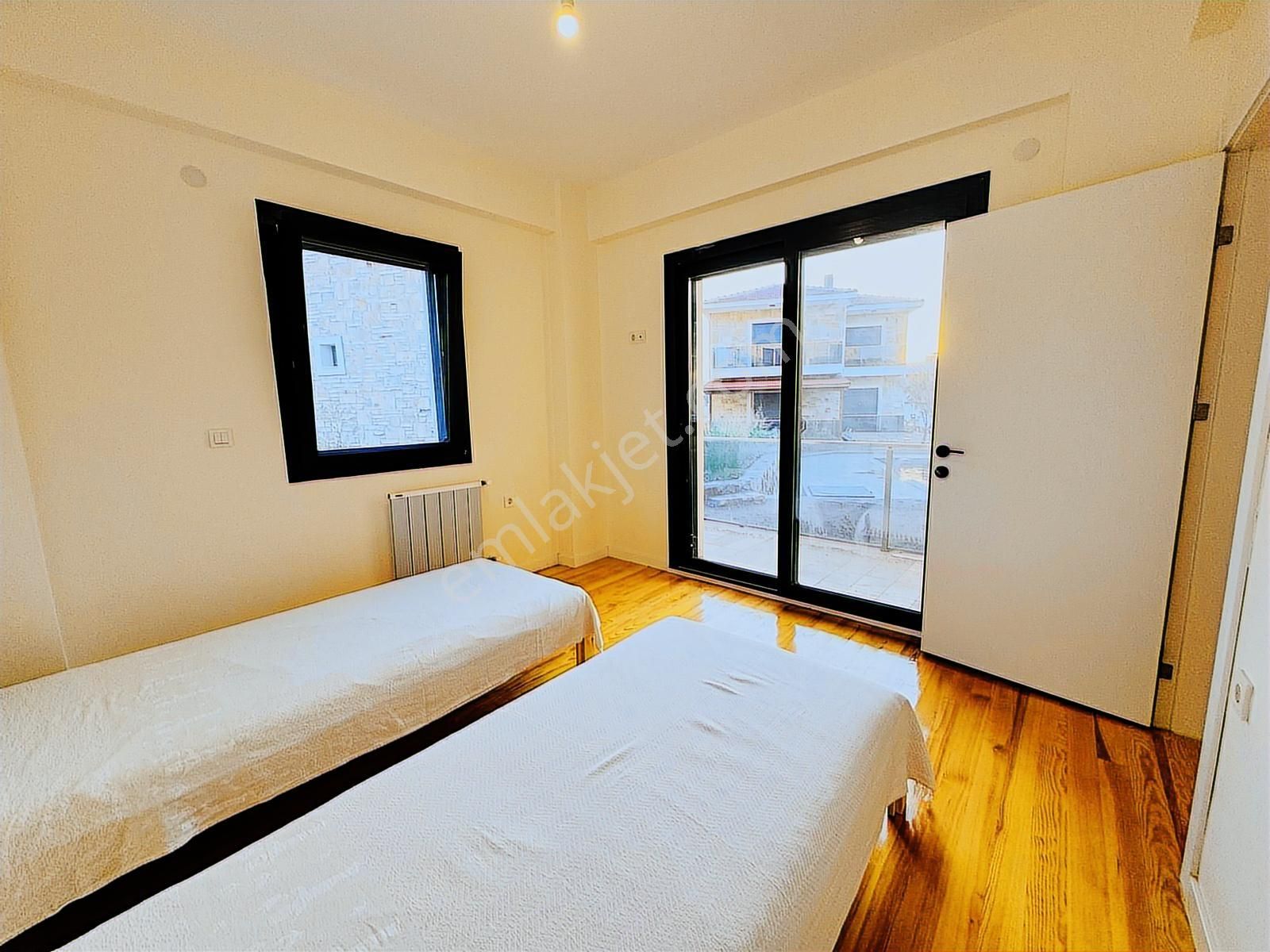 Foça Yenibağarası Mah. Havuzlu Site'de 3+1 Satılık Villa - Görsel 26