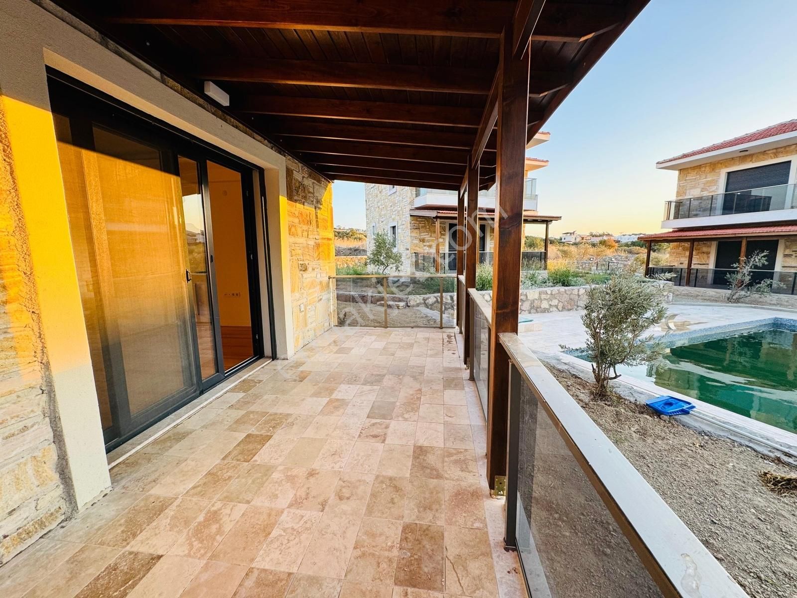 Foça Yenibağarası Mah. Havuzlu Site'de 3+1 Satılık Villa - Görsel 2