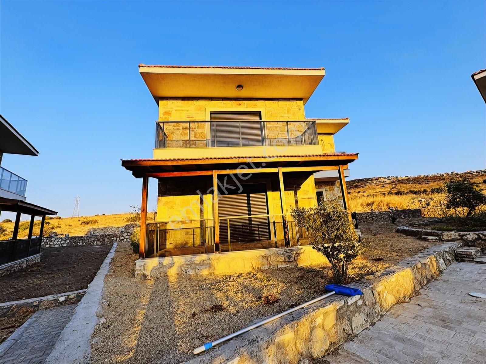 Foça Yenibağarası Mah. Havuzlu Site'de 3+1 Satılık Villa