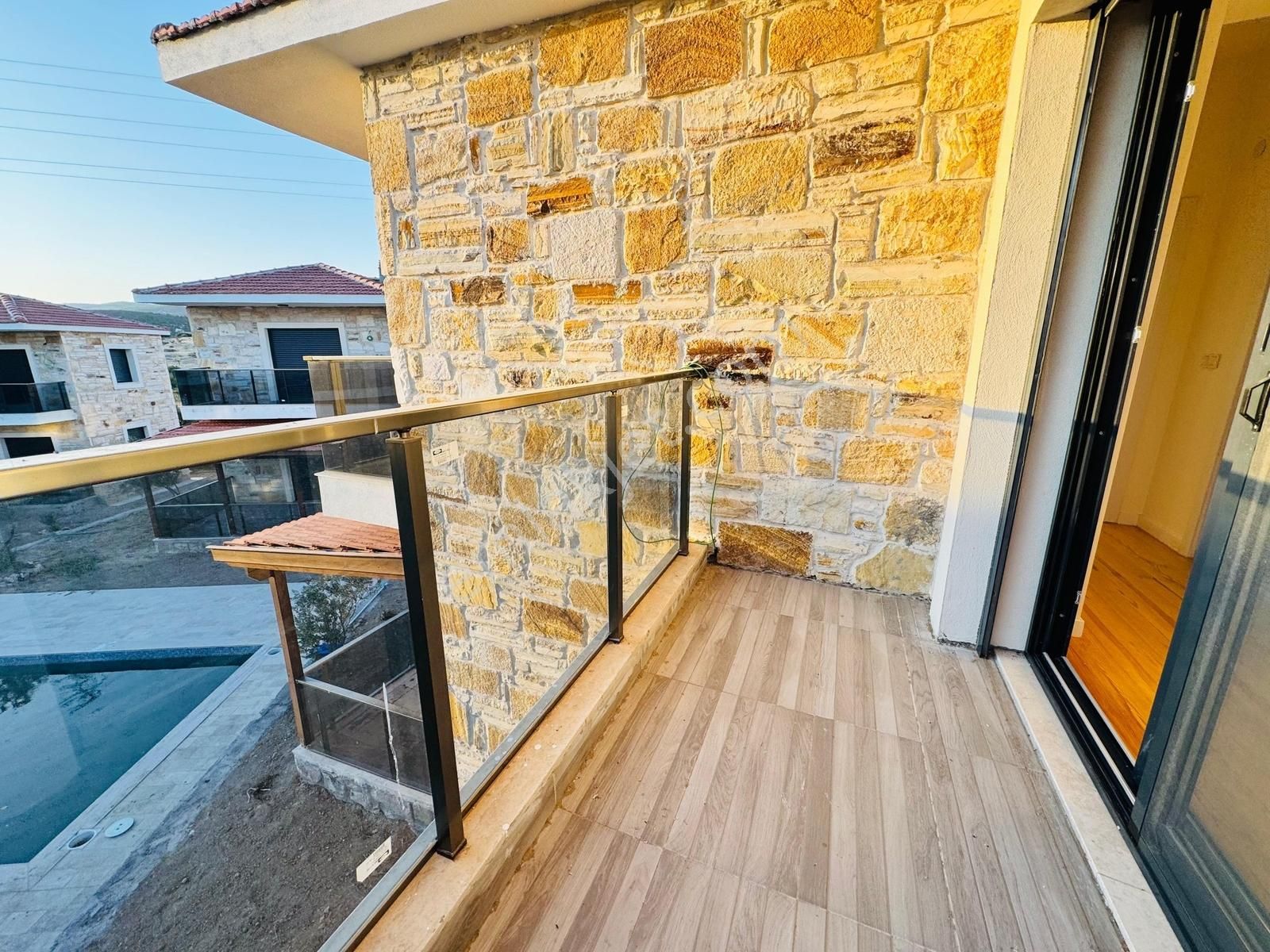 Foça Yenibağarası Mah. Havuzlu Site'de 3+1 Satılık Villa - Görsel 20