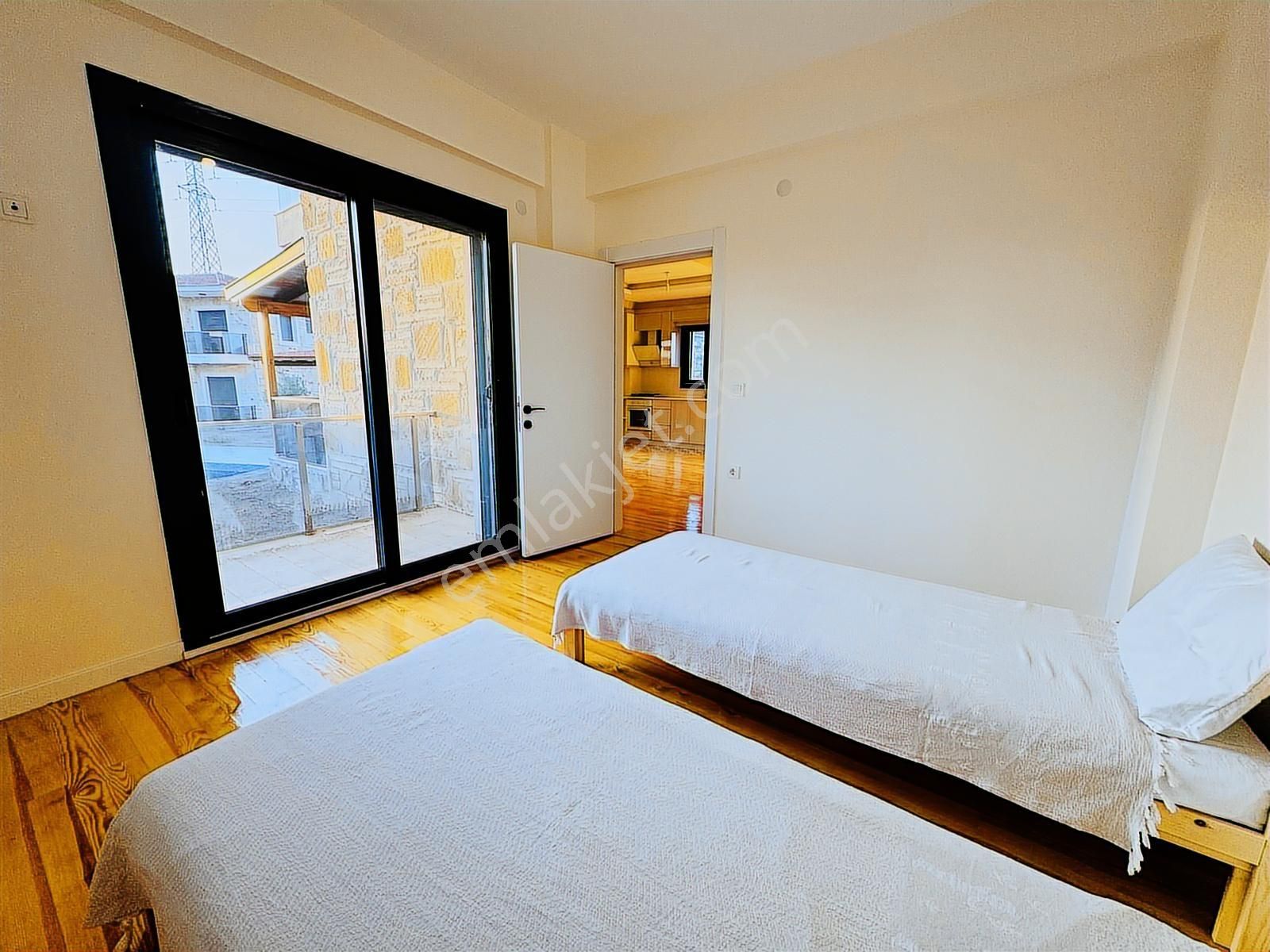 Foça Yenibağarası Mah. Havuzlu Site'de 3+1 Satılık Villa - Görsel 8