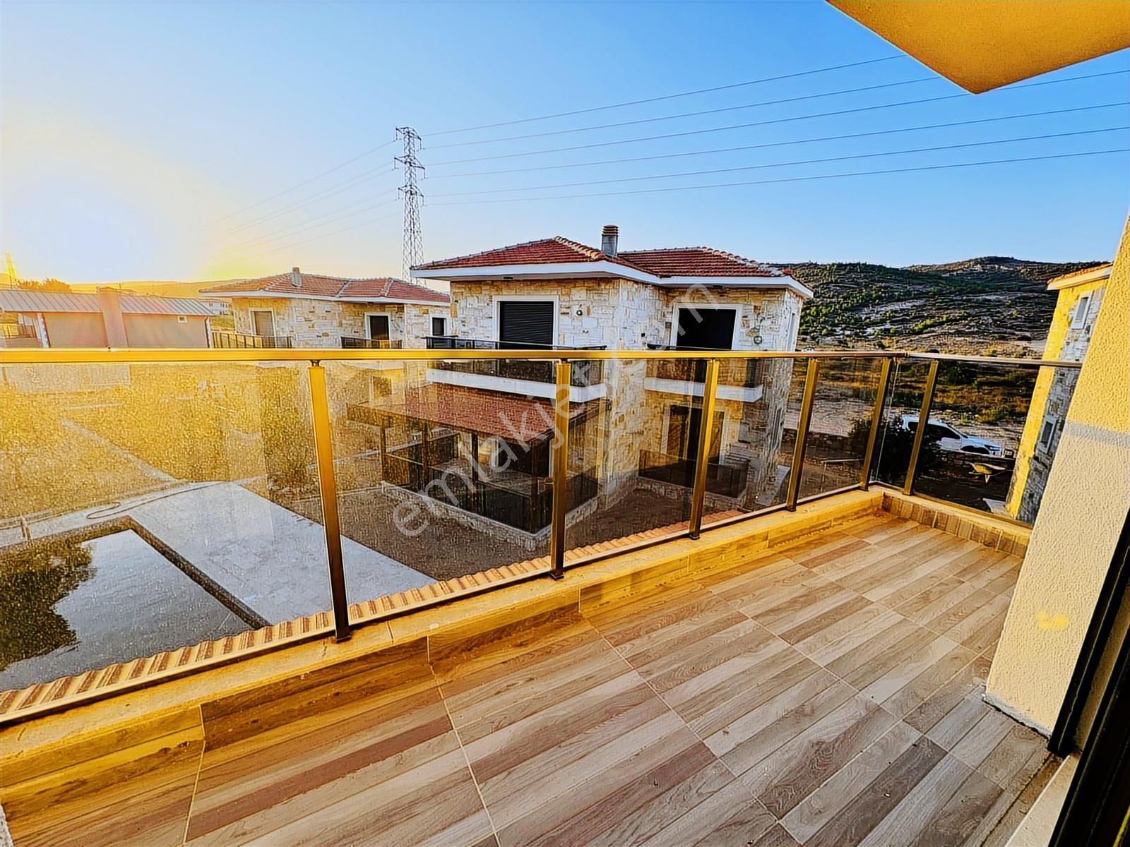 Foça Yenibağarası Mah. Havuzlu Site'de 3+1 Satılık Villa - Görsel 11