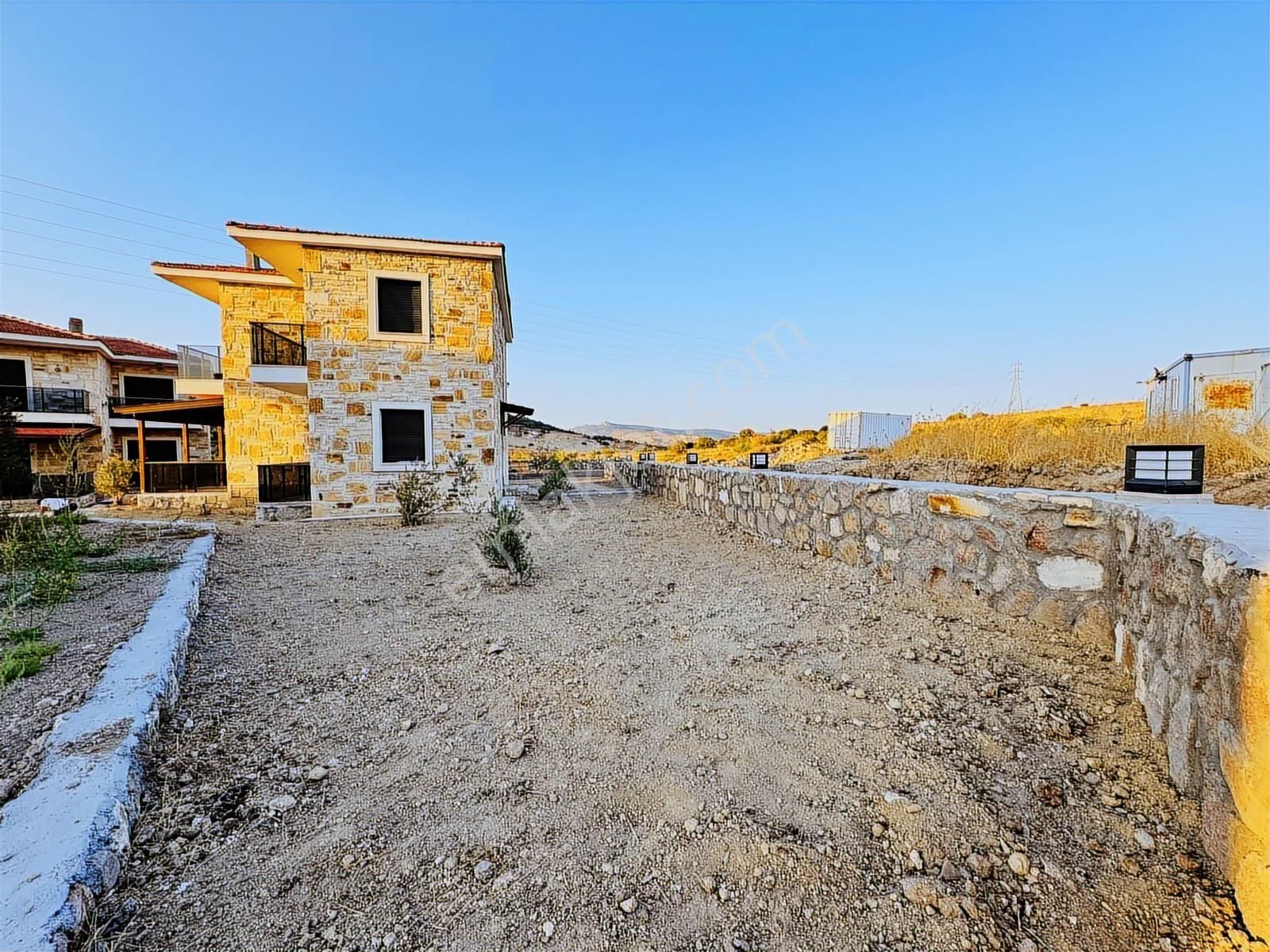 Foça Yenibağarası Mah. Havuzlu Site'de 3+1 Satılık Villa - Görsel 3