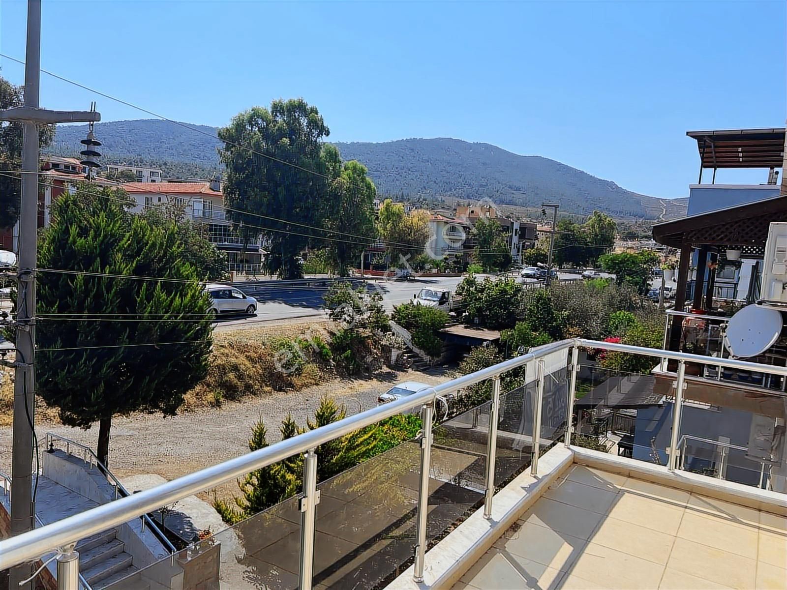 Yenifoça Ana Cadde Üzeri Merkezi Konumda 3+1 Kiralık Daire