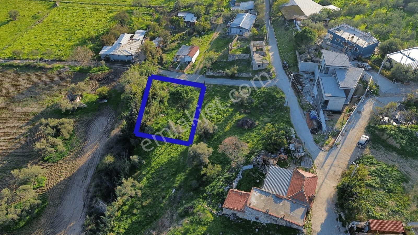 Foça Yeniköy'de Köy Merkezine Yakın Satılık Tarla - Görsel 7