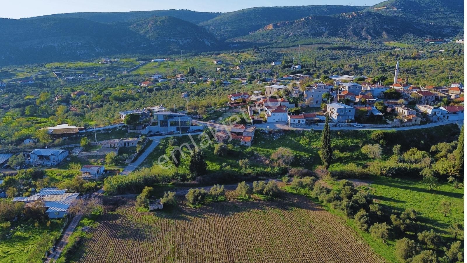 Foça Yeniköy'de Köy Merkezine Yakın Satılık Tarla - Görsel 13