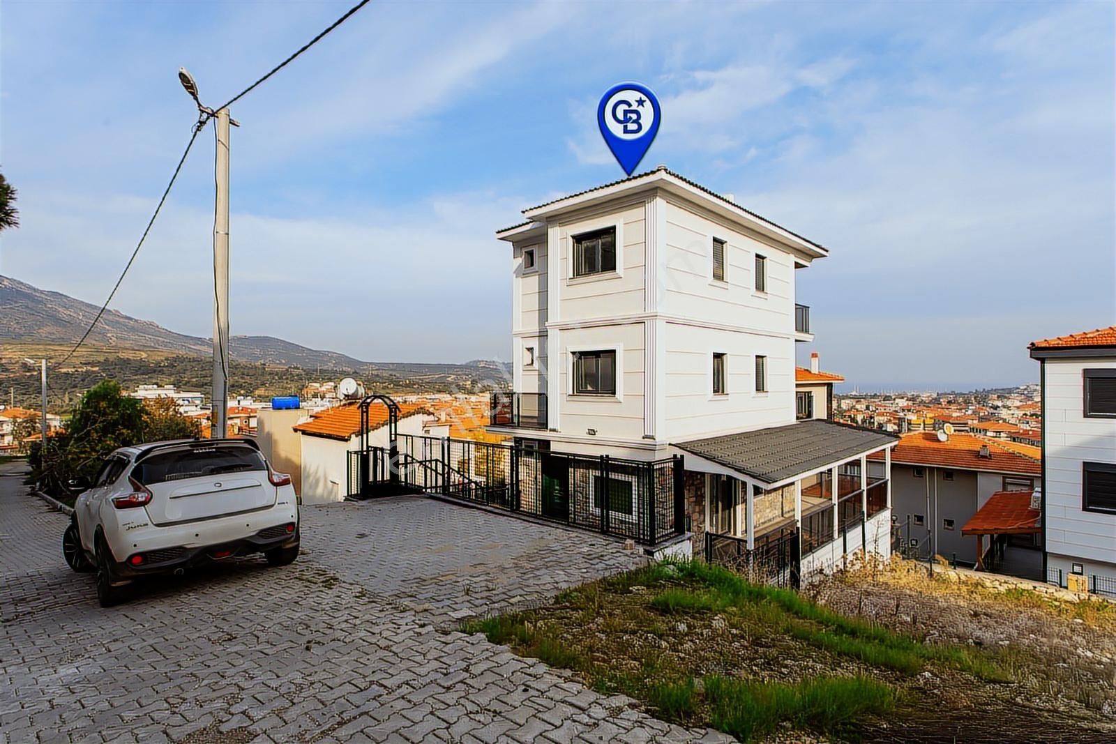 Yenifoça'da Satılık Deniz Manzaralı Müstakil 4+1 Tripleks Villa