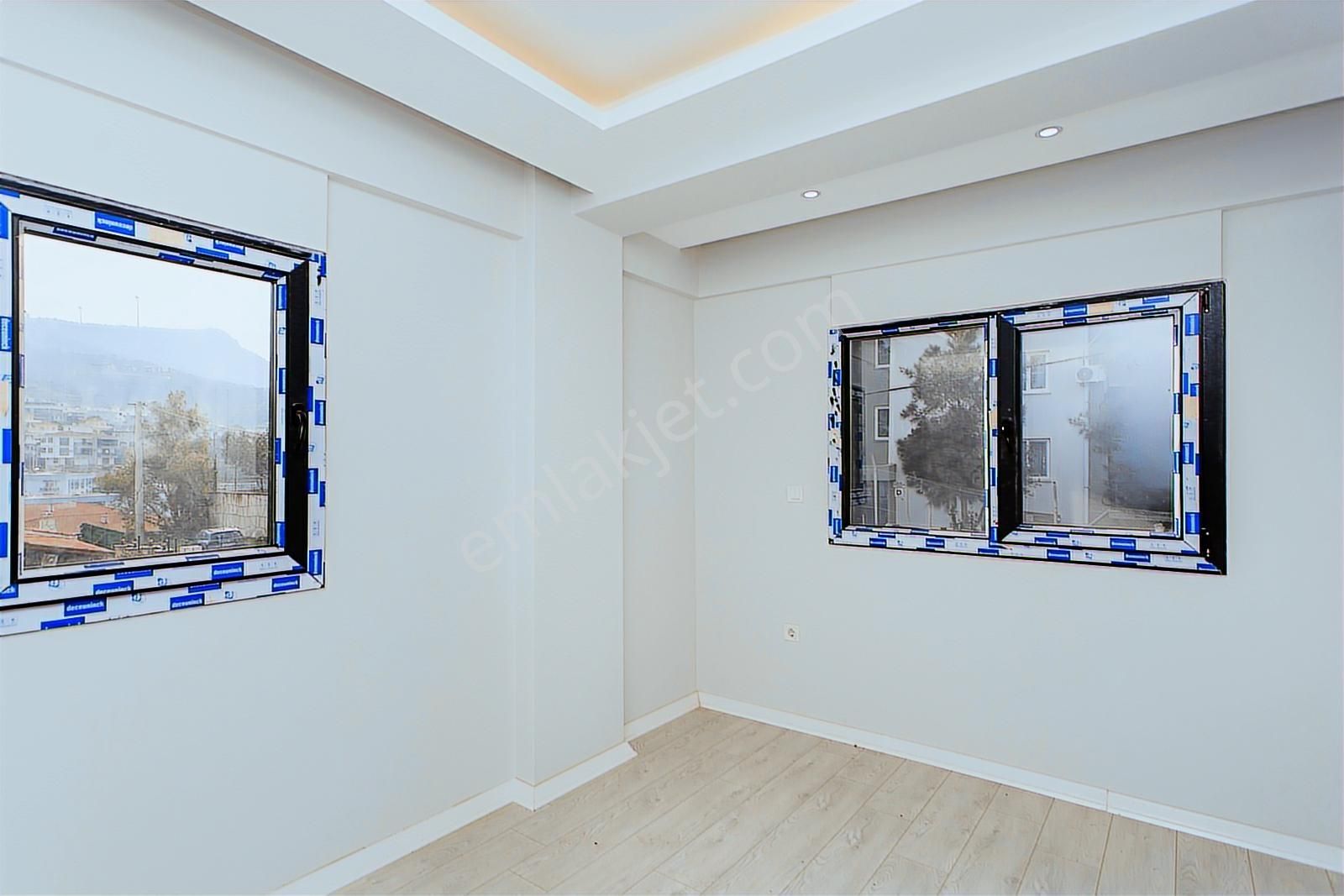 Yenifoça'da Satılık Deniz Manzaralı Müstakil 4+1 Tripleks Villa - Görsel 3