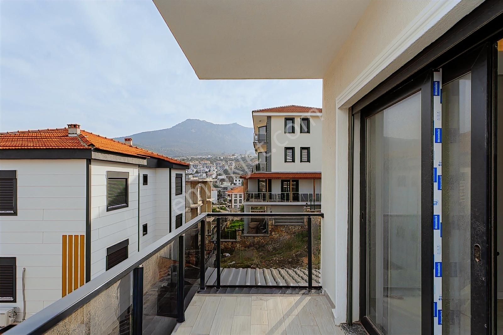 Yenifoça'da Satılık Deniz Manzaralı Müstakil 4+1 Tripleks Villa - Görsel 7