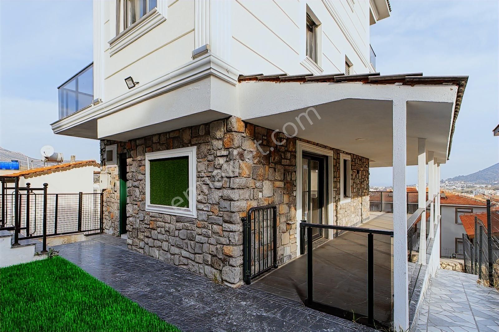 Yenifoça'da Satılık Deniz Manzaralı Müstakil 4+1 Tripleks Villa - Görsel 17