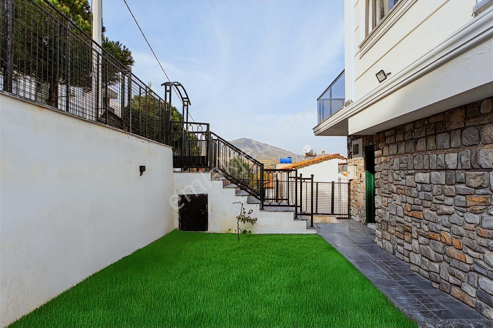 Yenifoça'da Satılık Deniz Manzaralı Müstakil 4+1 Tripleks Villa - Görsel 16