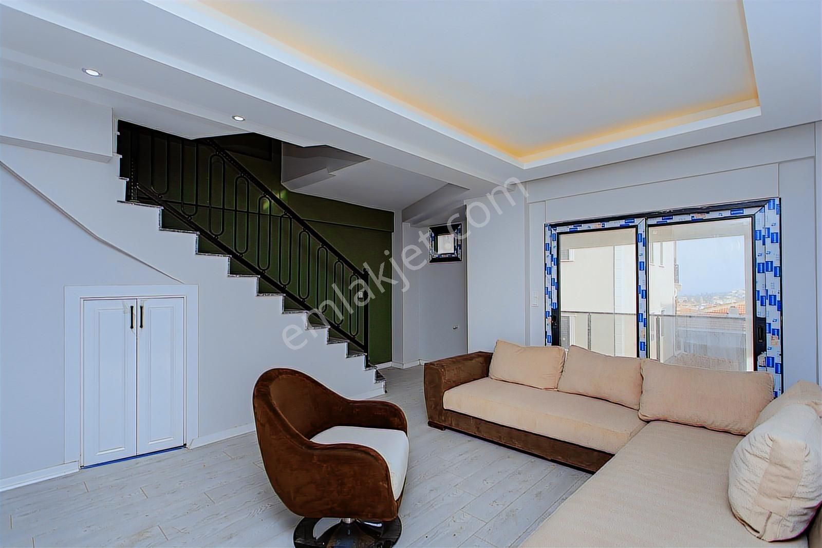 Yenifoça'da Satılık Deniz Manzaralı Müstakil 4+1 Tripleks Villa - Görsel 24