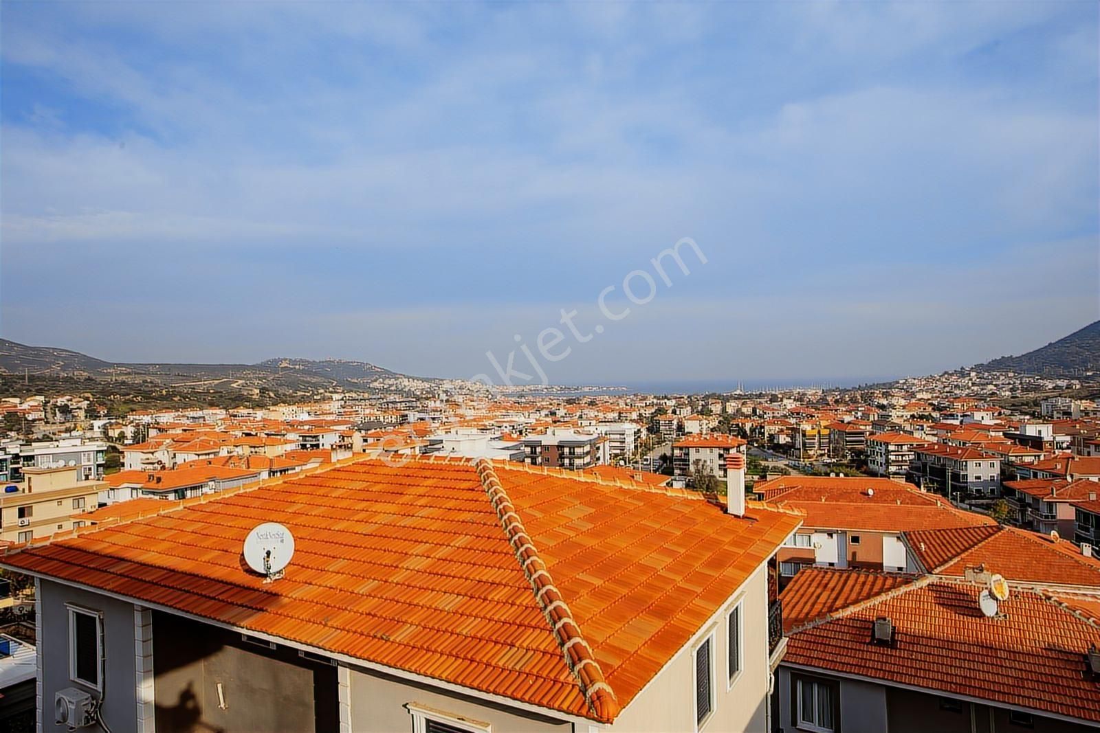 Yenifoça'da Satılık Deniz Manzaralı Müstakil 4+1 Tripleks Villa - Görsel 13