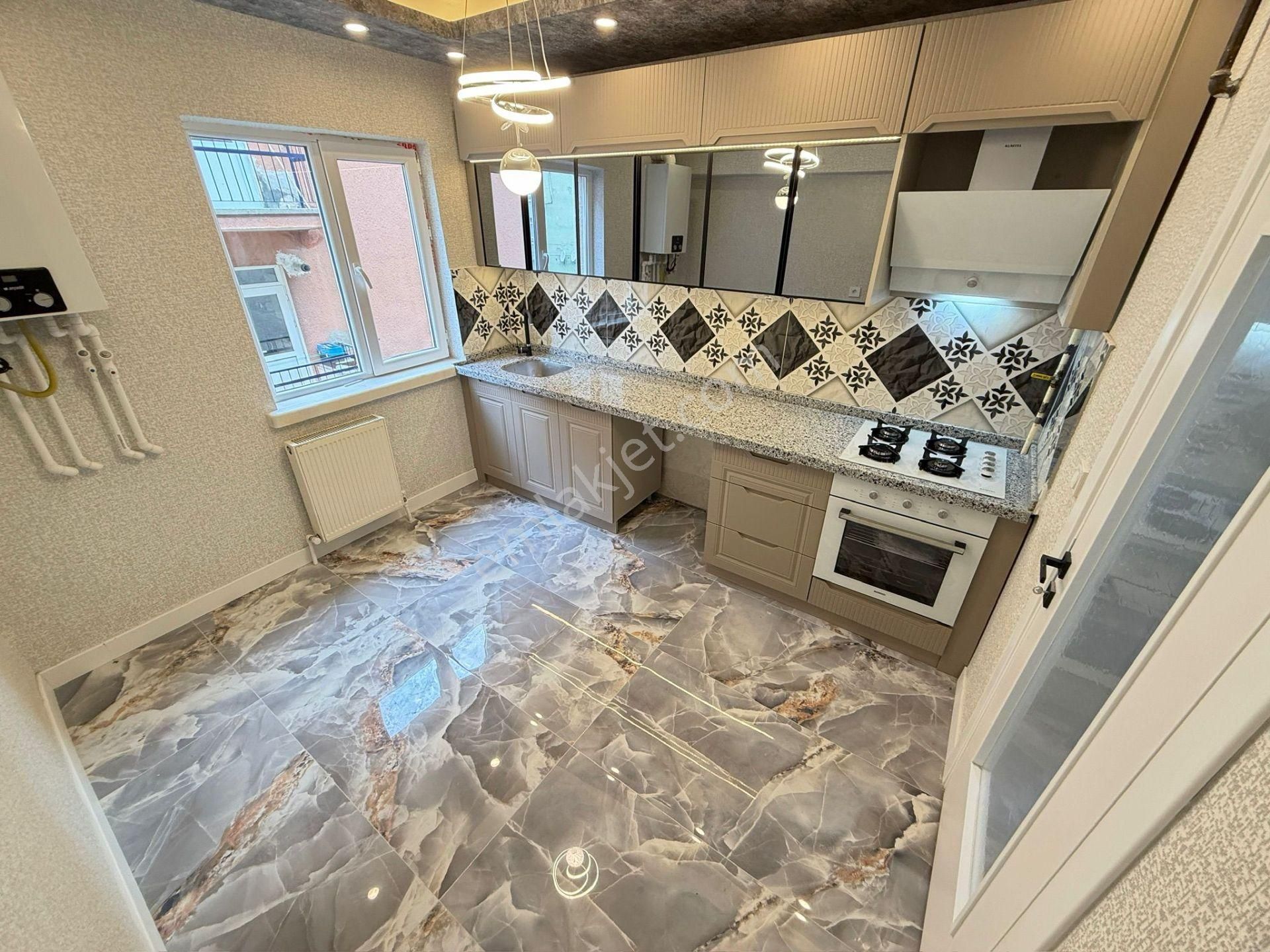 Kariyer'den Tepebaşı'nda Belediye Yakını Ara Katta Lüx 3+1 Daire - Görsel 2