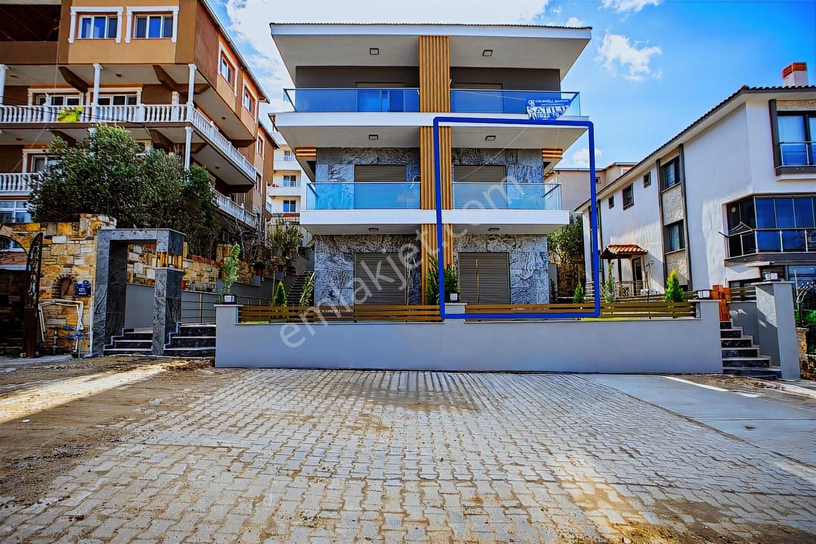 Foça Kazım Dirik Mah. Satılık 2+1 Kapalı Mutfak Bahçeli Dubleks