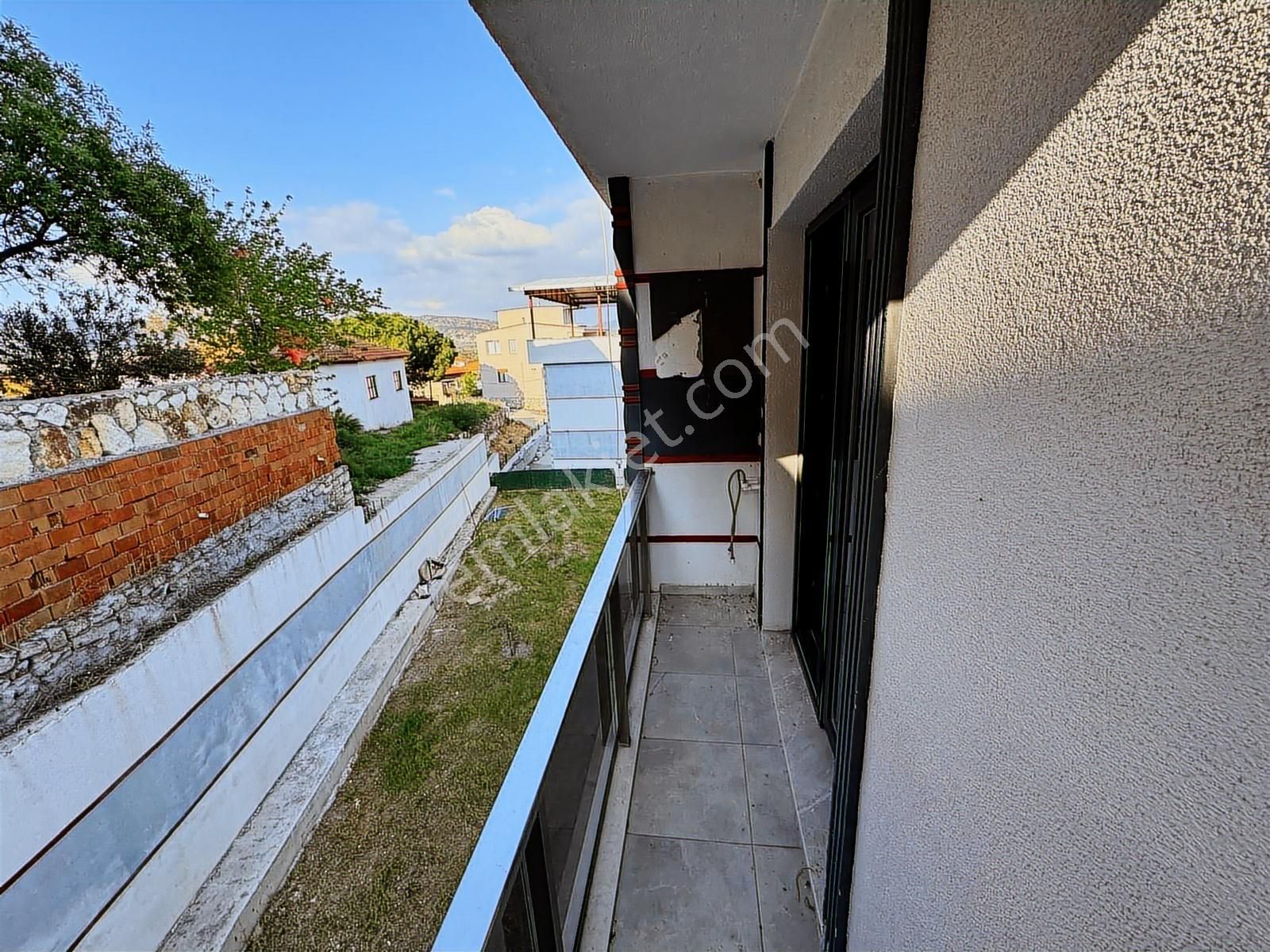 Foça Yenibağarası Mahallesinde Kiralık 2+1 Daire - Görsel 2