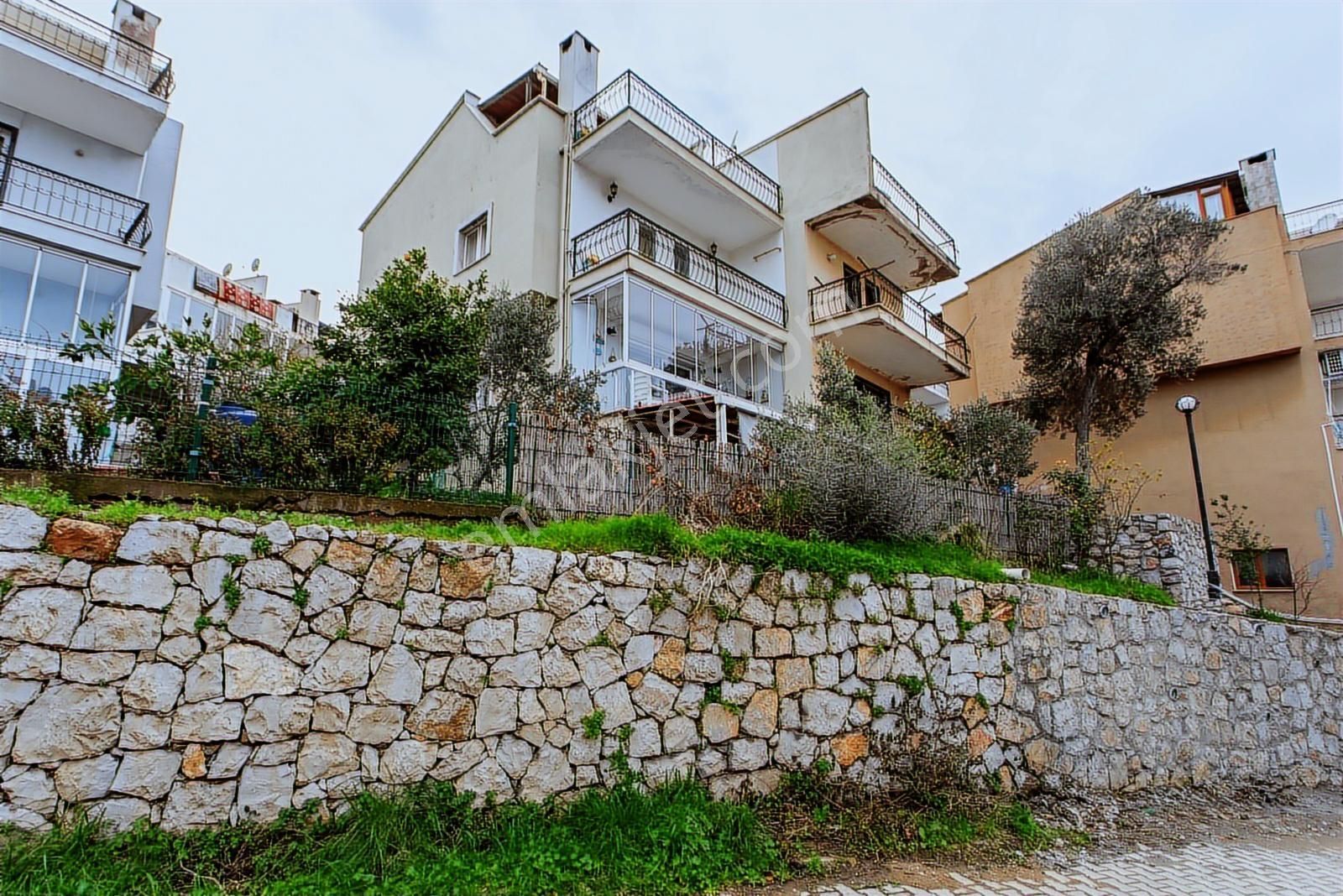 Yenifoça Cumhuriyet Mah. Satılık 4+1 Tripleks Villa - Görsel 15