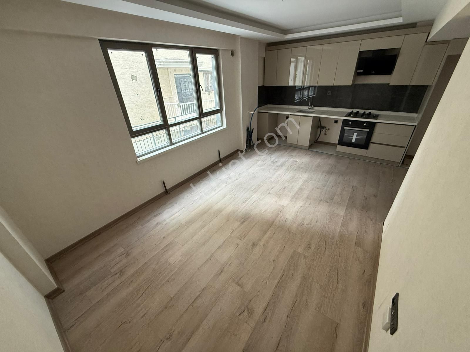 Kariyer'den Yayla'da Kaçmaz Fırsat Dairesi 1+1 Ana Caddede Sıfır İskanlı - Görsel 18