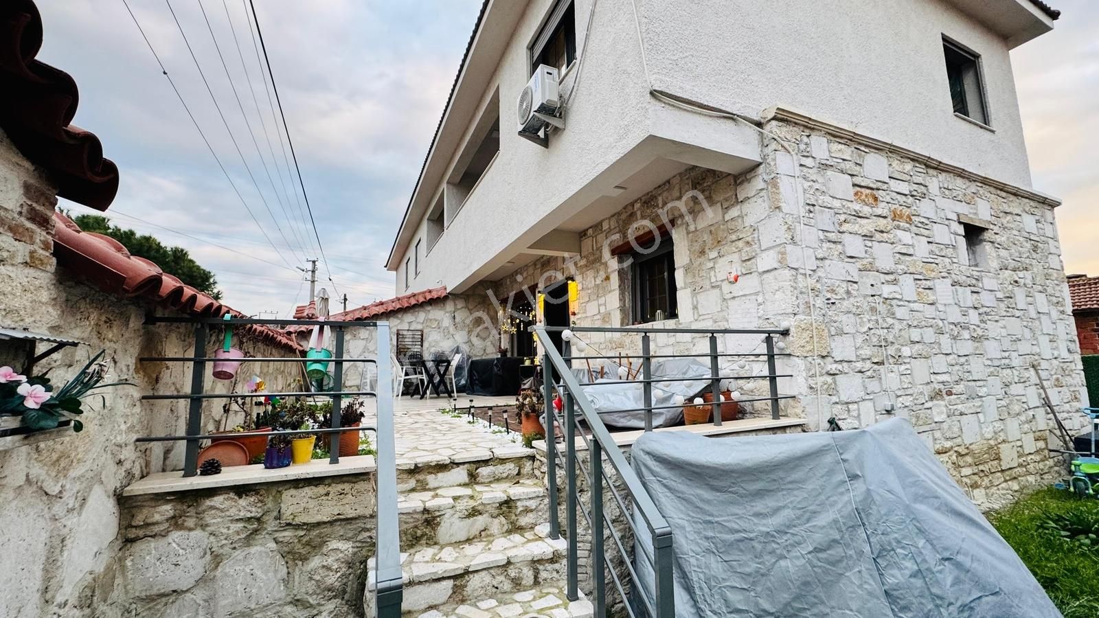Foça Kazım Dirik Mah. Kiralık 3+1 Müstakil Villa - Görsel 9