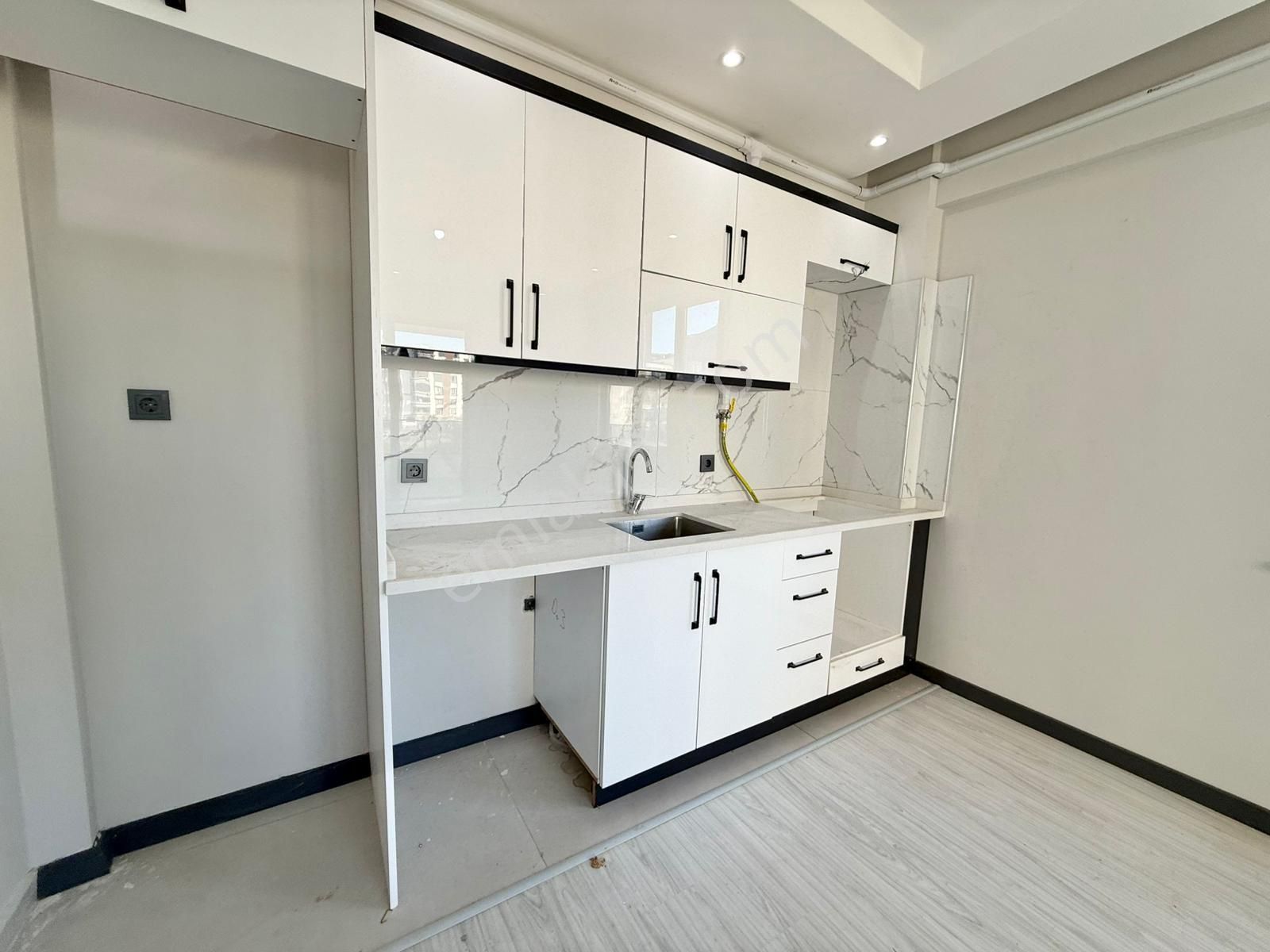 Yükselden Badem Alanında Yerden Isıtma 2+1 Asansörlü Sıfır Daire - Görsel 12