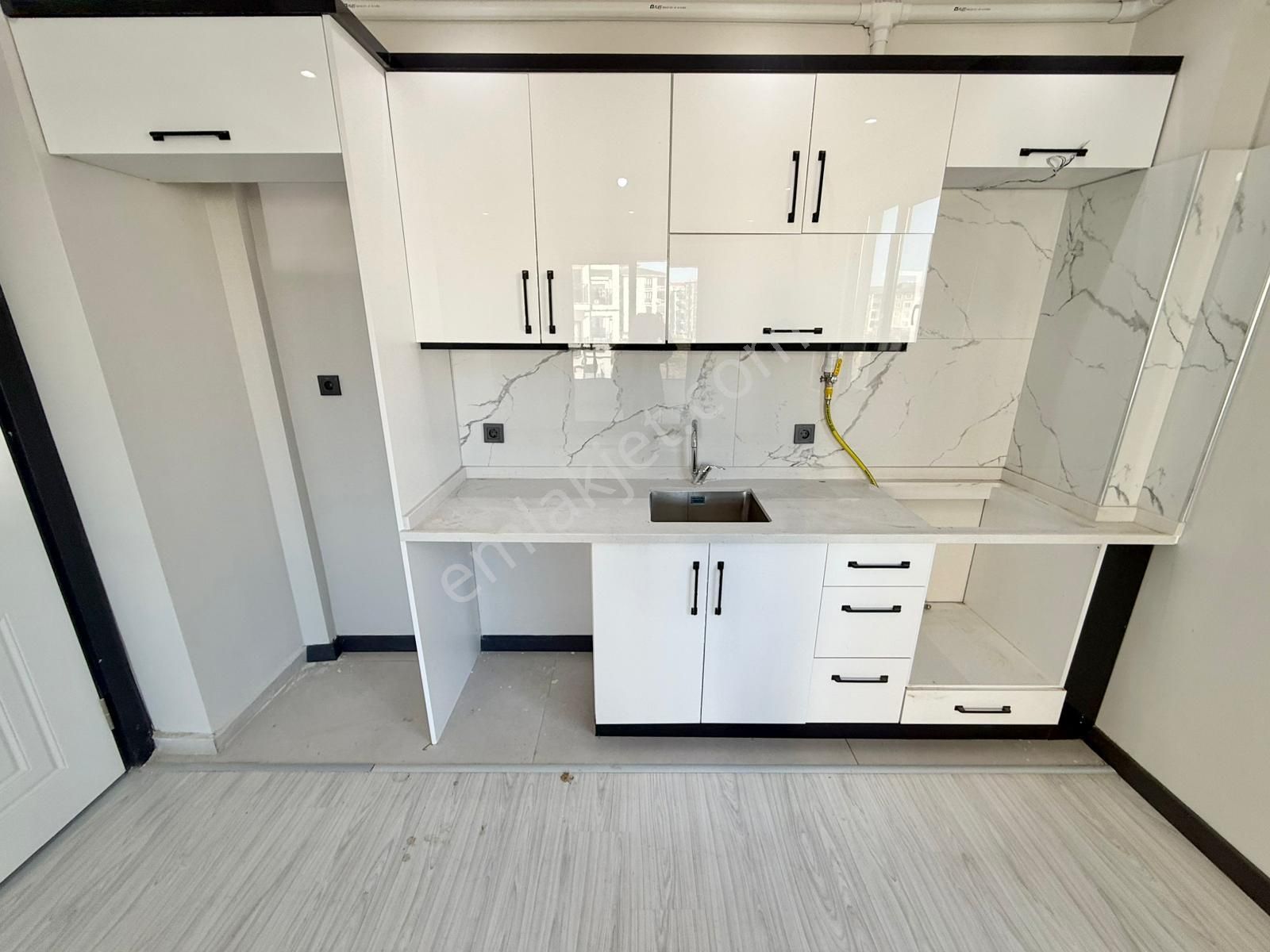 Yükselden Badem Alanında Yerden Isıtma 2+1 Asansörlü Sıfır Daire - Görsel 10