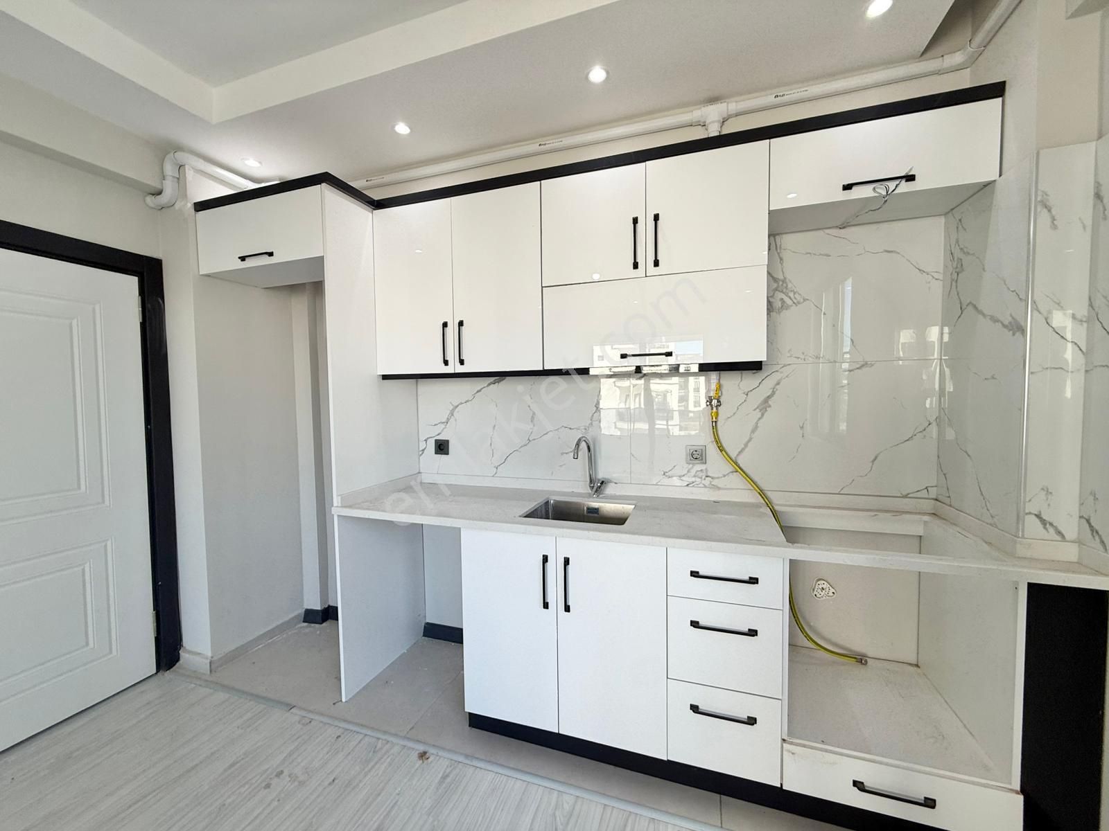 Yükselden Badem Alanında Yerden Isıtma 2+1 Asansörlü Sıfır Daire - Görsel 11