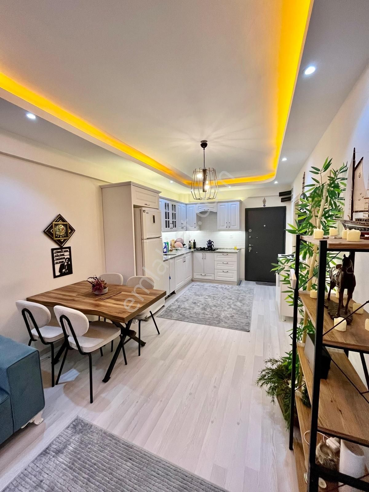 Foça Kazım Dirik Mah. Kiralık Eşyalı Teraslı Daire - Görsel 2