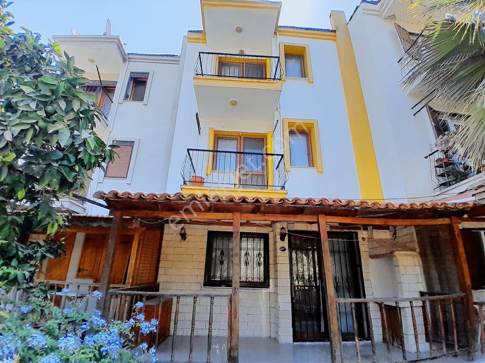 Eski Foça Atatürk Mahallesinde Kiralık 3+1 Tripleks