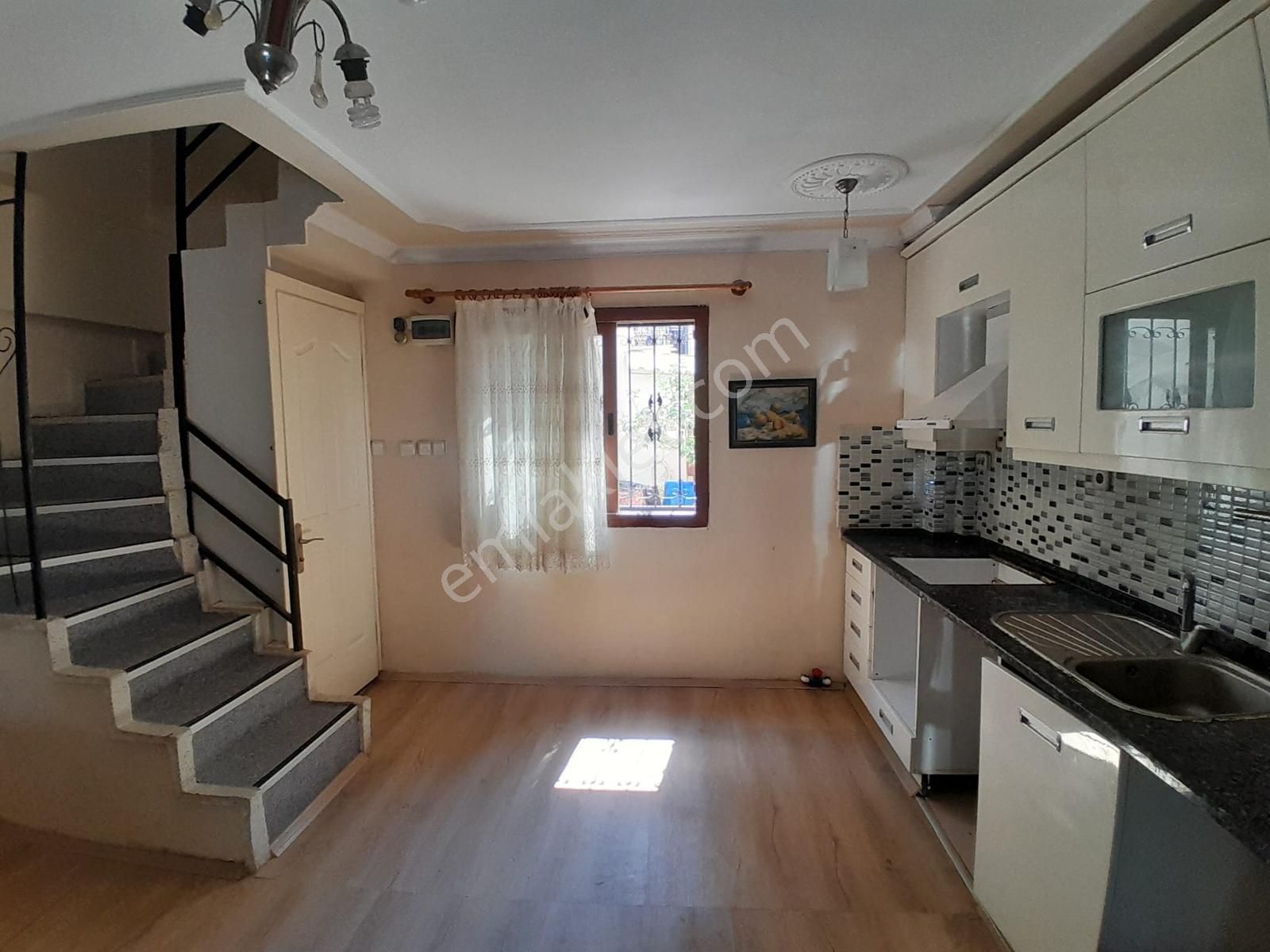 Eski Foça Atatürk Mahallesinde Kiralık 3+1 Tripleks - Görsel 15