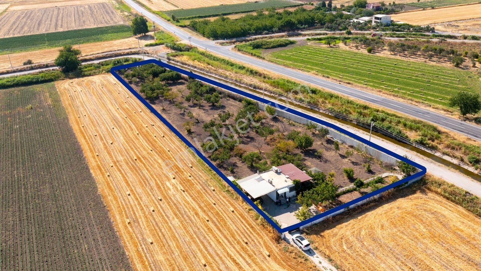 Helvacı Foça-izmir Karayolu Üzeri Satılık Tarla Ve Bağ Evi