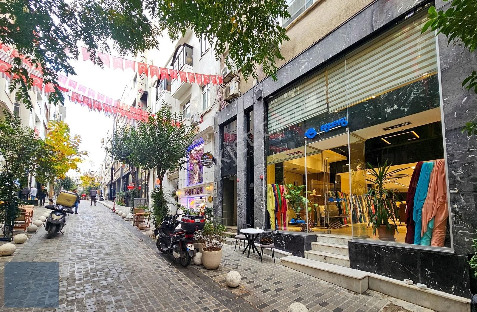Nişantaşı'nda İşlek Noktada Kiracısız Geniş Kullanımlı Dükkan