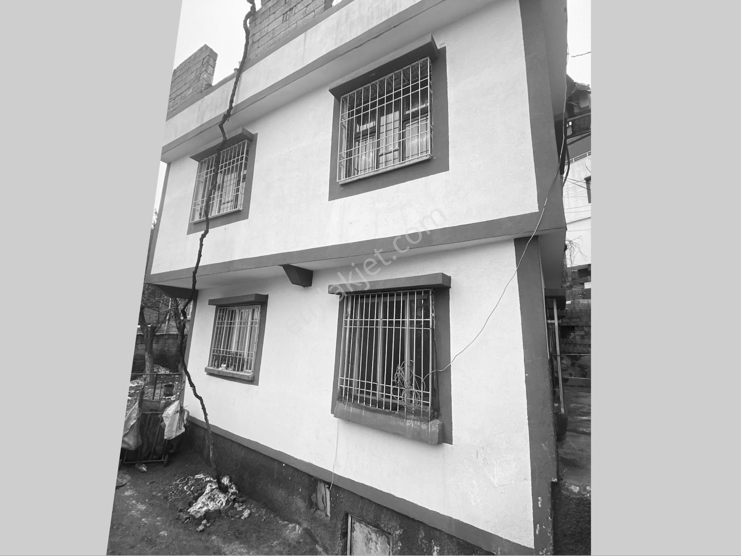 Cumhuriyet De 80m 2 Katlı, Geniş 2 Şer Odalı,bahçeli, Köşebaşı, Temşz Ev