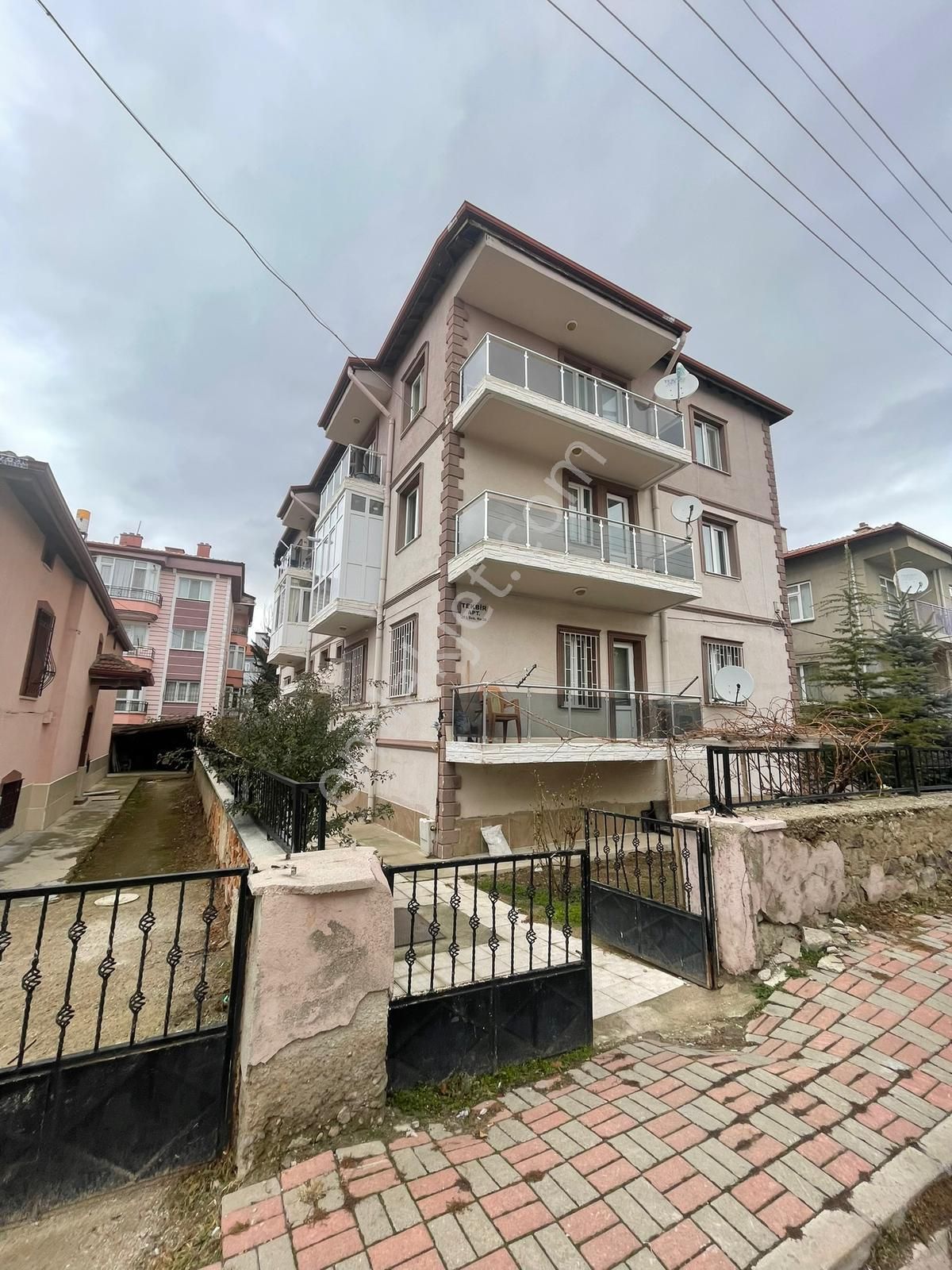 Afyon Üçok Emlaktan Kanlıca Mah Satılık Arakat 2+1 Temiz Bakımlı Daire