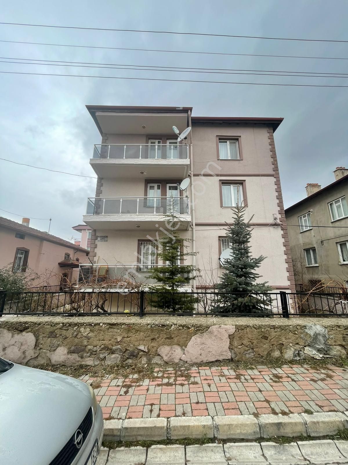 Afyon Üçok Emlaktan Kanlıca Mah Satılık Arakat 2+1 Temiz Bakımlı Daire - Görsel 2