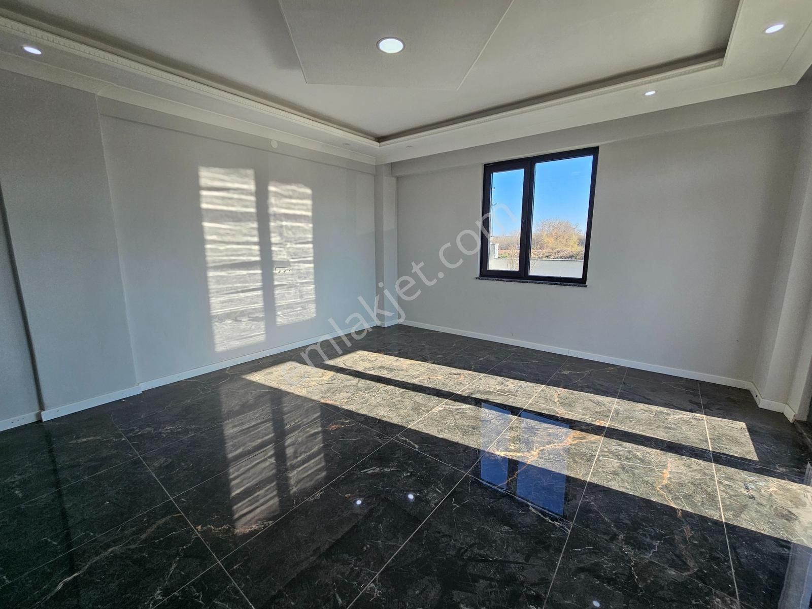 Deniz'den 3+1 Ayrı Mutfaklı, Geniş Bahçeli, Köşe Parsel Villa - Görsel 12