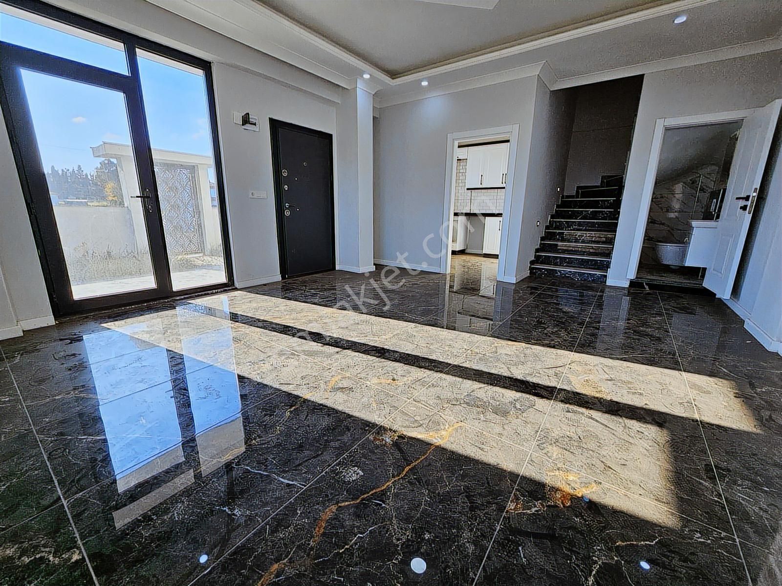 Deniz'den 3+1 Ayrı Mutfaklı, Geniş Bahçeli, Köşe Parsel Villa - Görsel 31