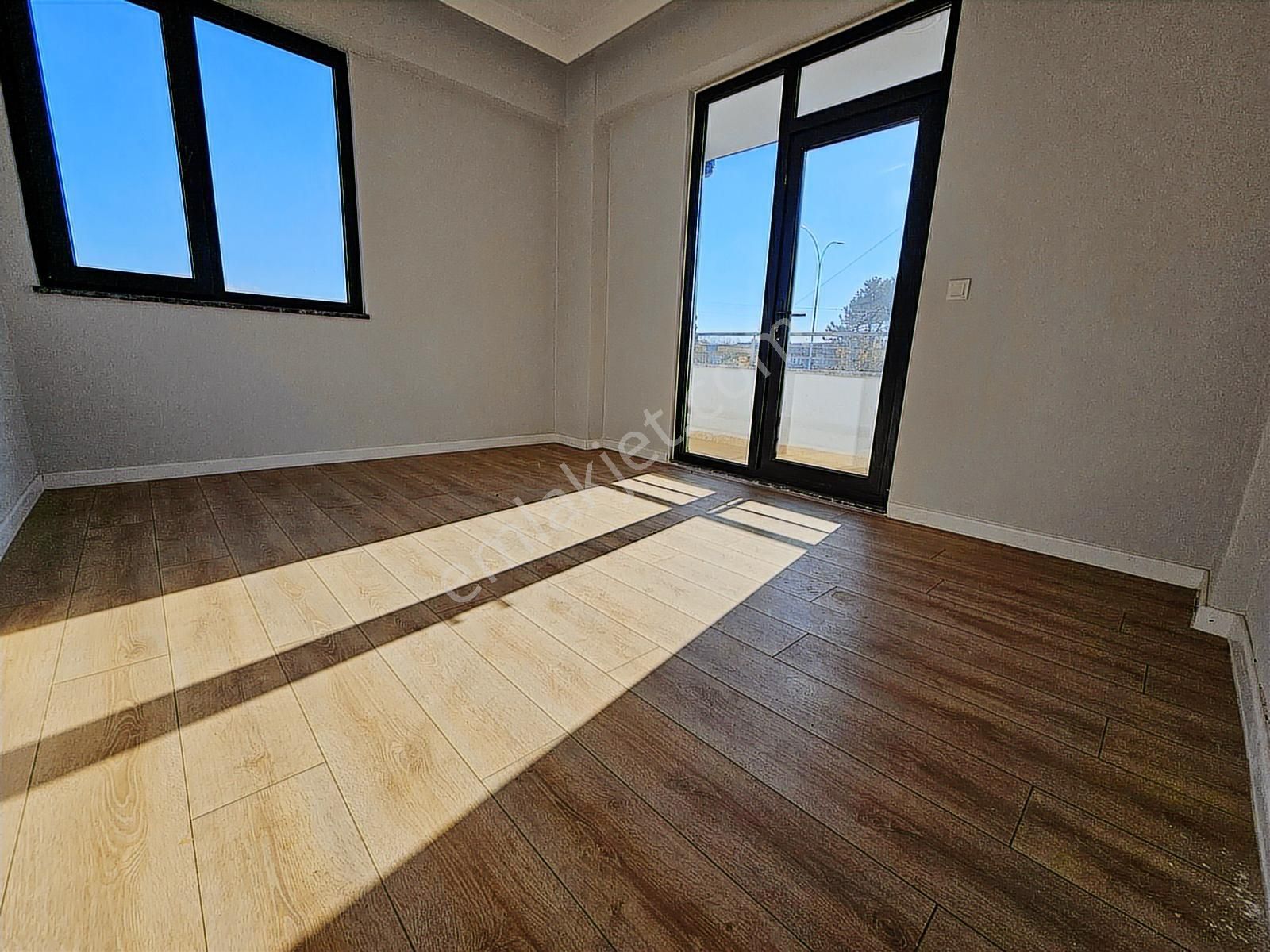 Deniz'den 3+1 Ayrı Mutfaklı, Geniş Bahçeli, Köşe Parsel Villa - Görsel 17