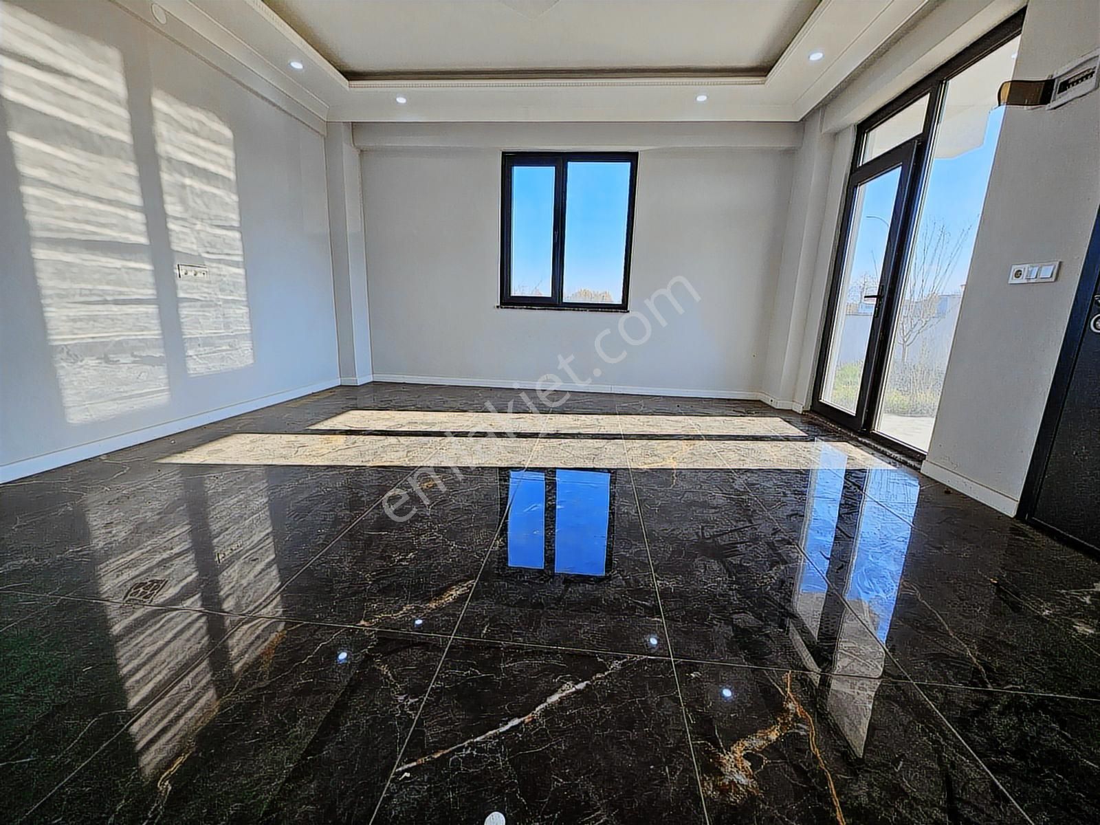 Deniz'den 3+1 Ayrı Mutfaklı, Geniş Bahçeli, Köşe Parsel Villa - Görsel 22