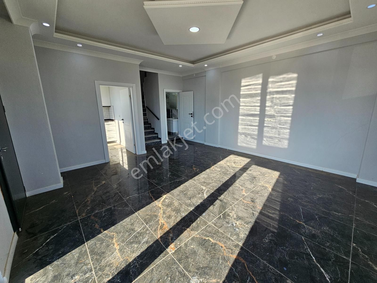 Deniz'den 3+1 Ayrı Mutfaklı, Geniş Bahçeli, Köşe Parsel Villa - Görsel 14