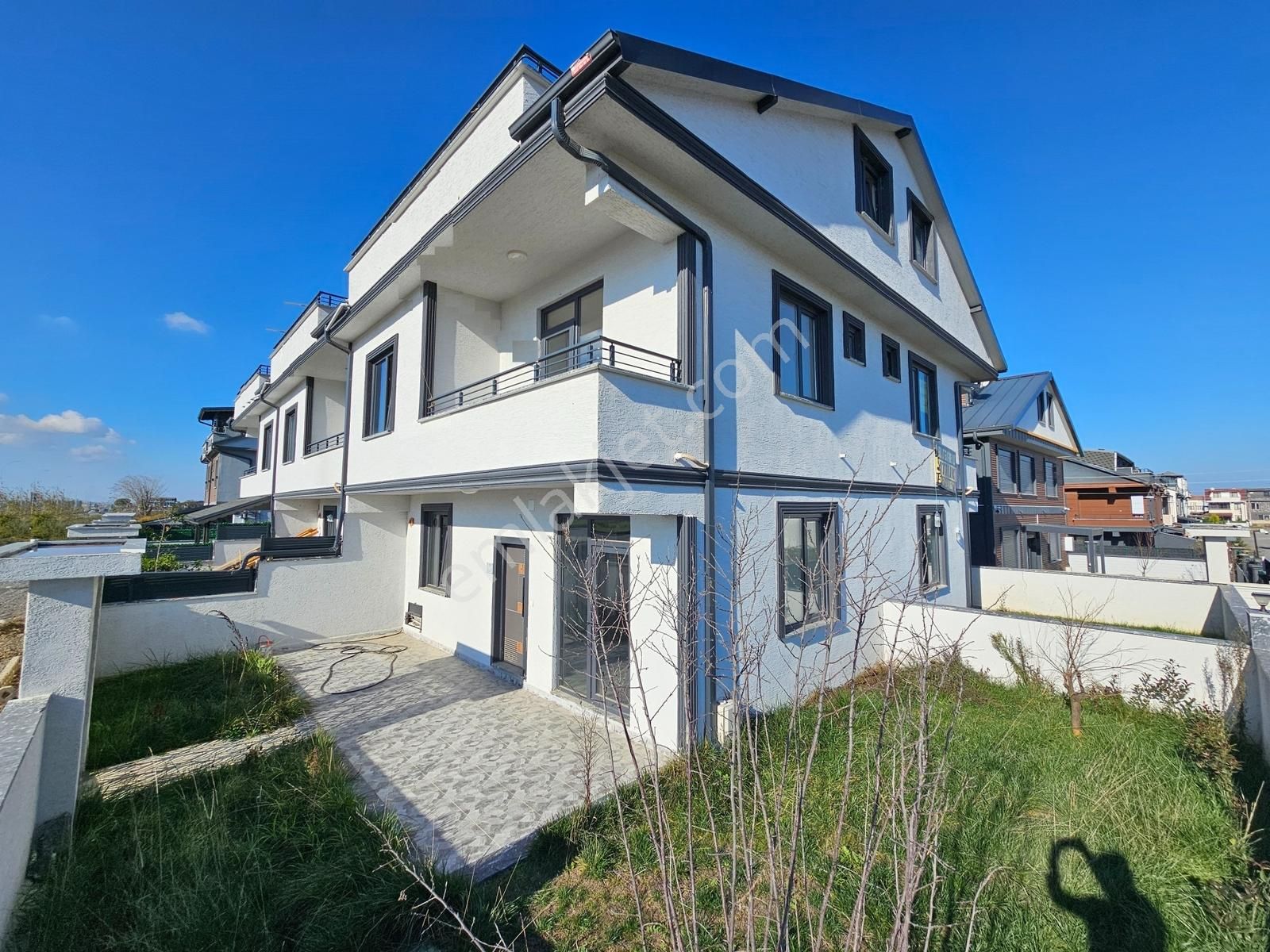 Deniz'den 3+1 Ayrı Mutfaklı, Geniş Bahçeli, Köşe Parsel Villa