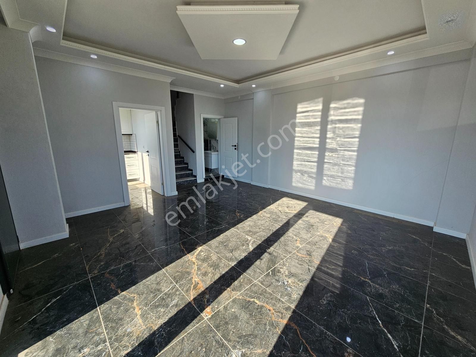 Deniz'den 3+1 Ayrı Mutfaklı, Geniş Bahçeli, Köşe Parsel Villa - Görsel 2