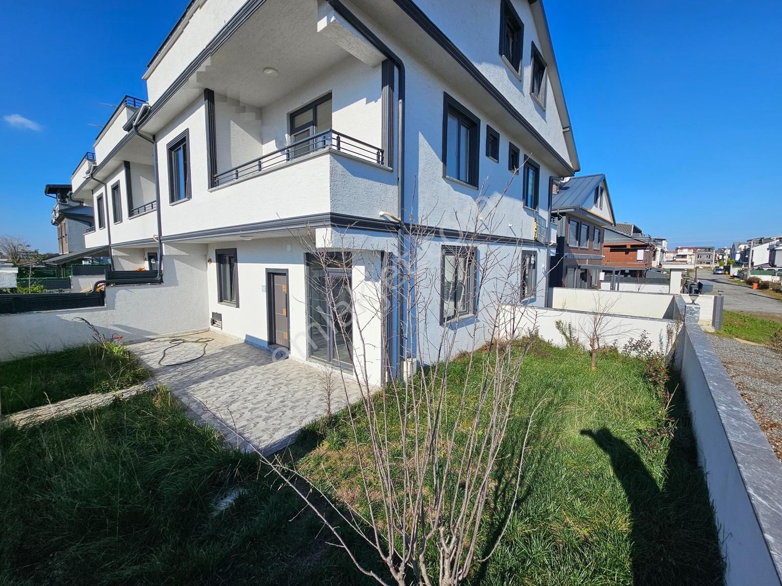 Deniz'den 3+1 Ayrı Mutfaklı, Geniş Bahçeli, Köşe Parsel Villa - Görsel 30