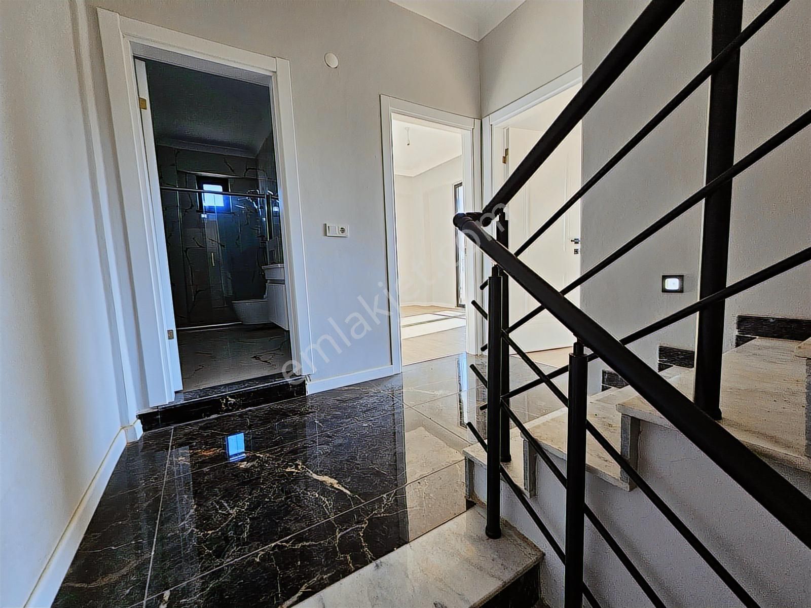 Deniz'den 3+1 Ayrı Mutfaklı, Geniş Bahçeli, Köşe Parsel Villa - Görsel 32