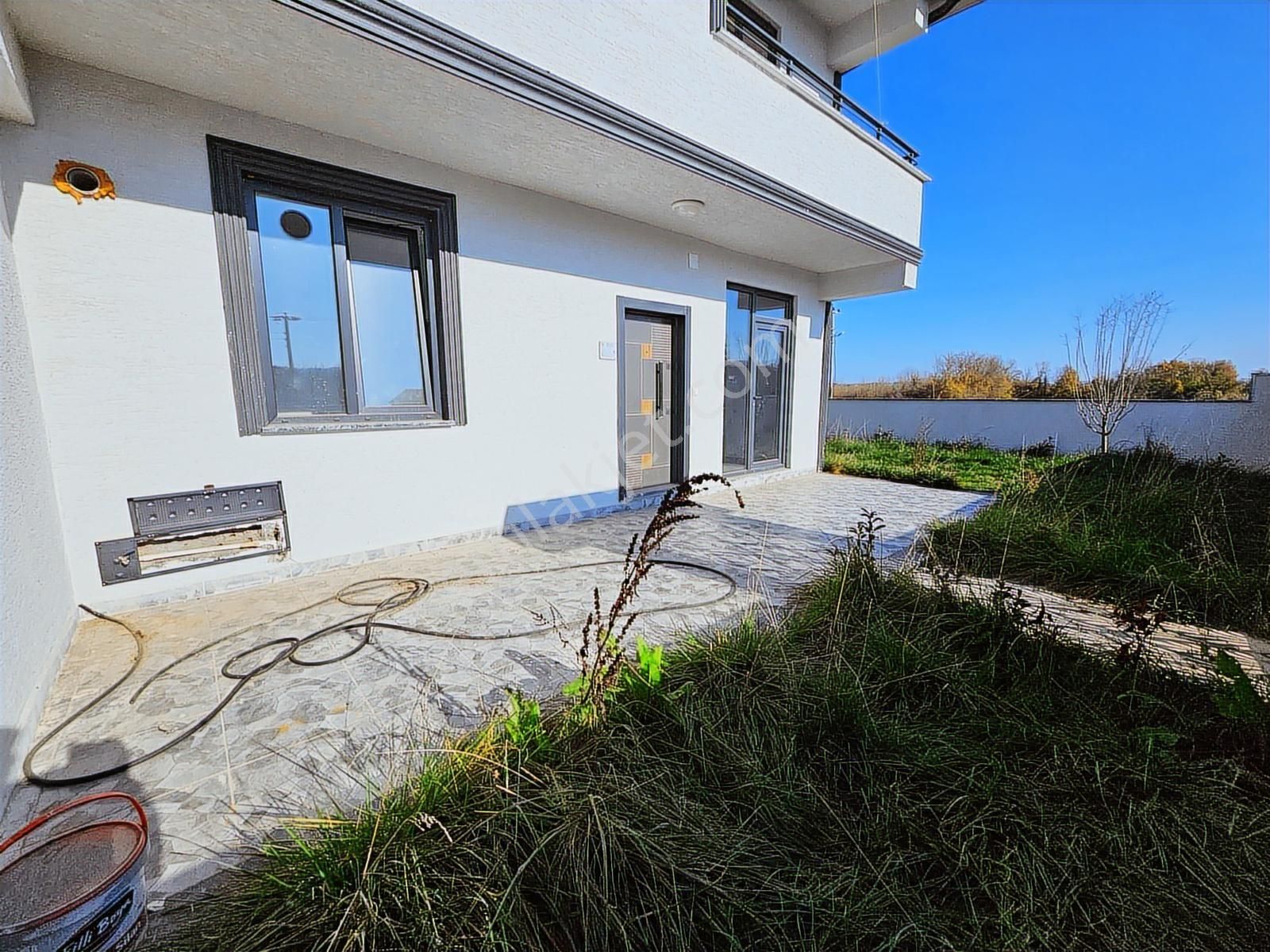 Deniz'den 3+1 Ayrı Mutfaklı, Geniş Bahçeli, Köşe Parsel Villa - Görsel 26