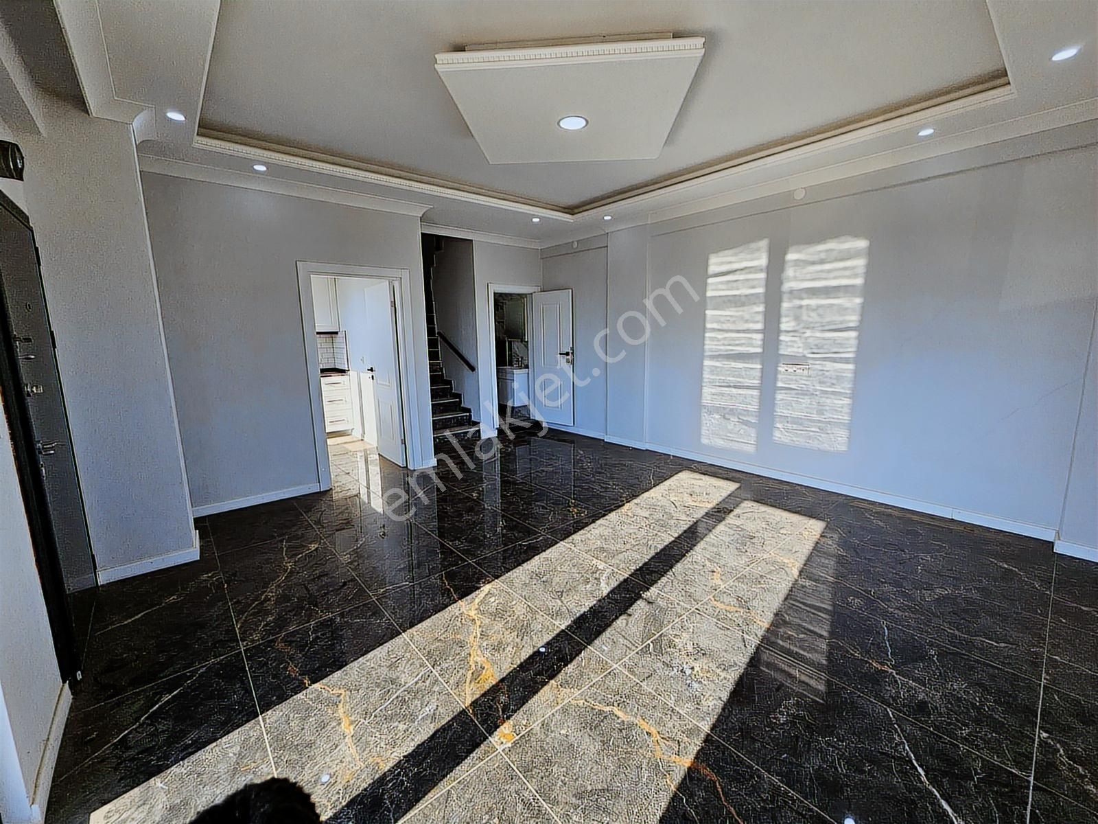 Deniz'den 3+1 Ayrı Mutfaklı, Geniş Bahçeli, Köşe Parsel Villa - Görsel 20