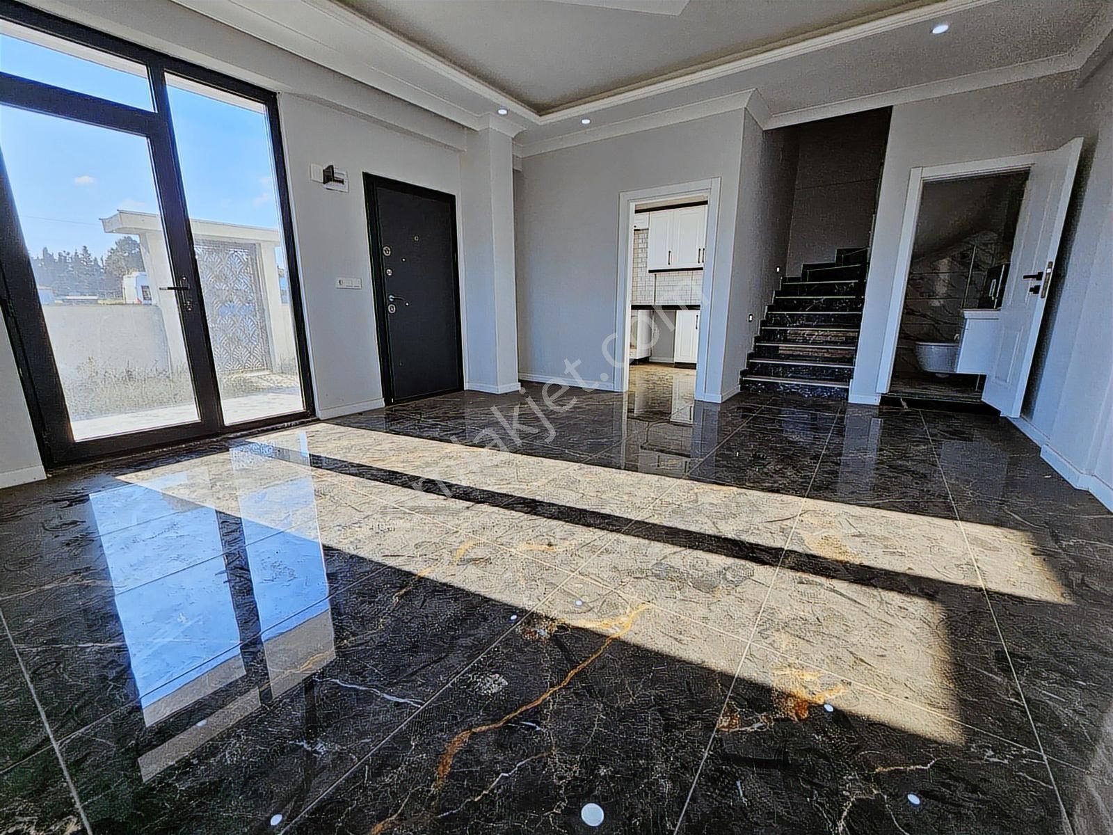 Deniz'den 3+1 Ayrı Mutfaklı, Geniş Bahçeli, Köşe Parsel Villa - Görsel 27